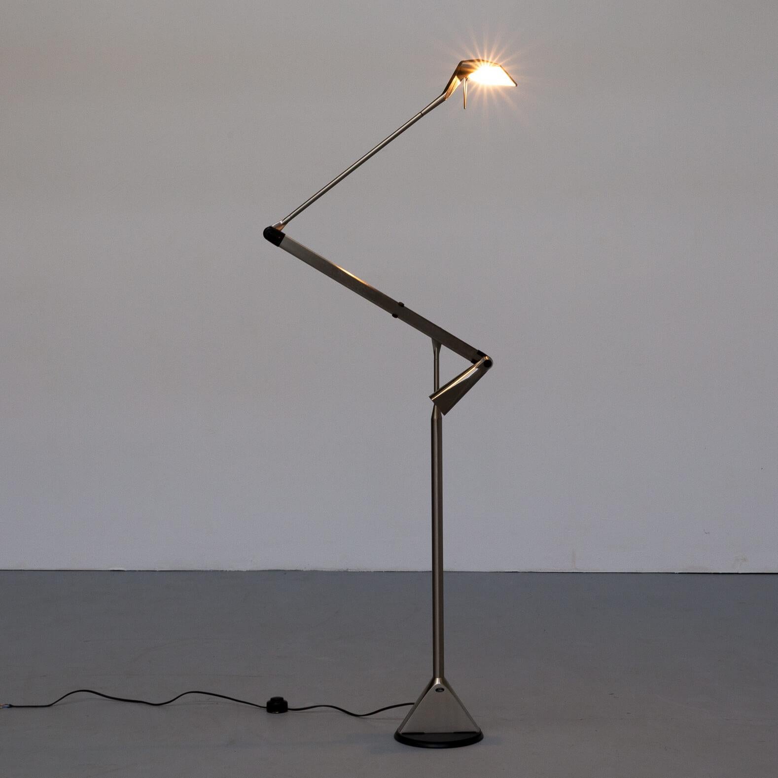 The Lumina Zelig Terra floor lamp was designed by A. Monici for Lumina. All Lumina lamps are handmade at the studio in Arluno (Italy). Its design and used materials give this lamp a special appearance.
The Zelig Terra has a unique balancing system