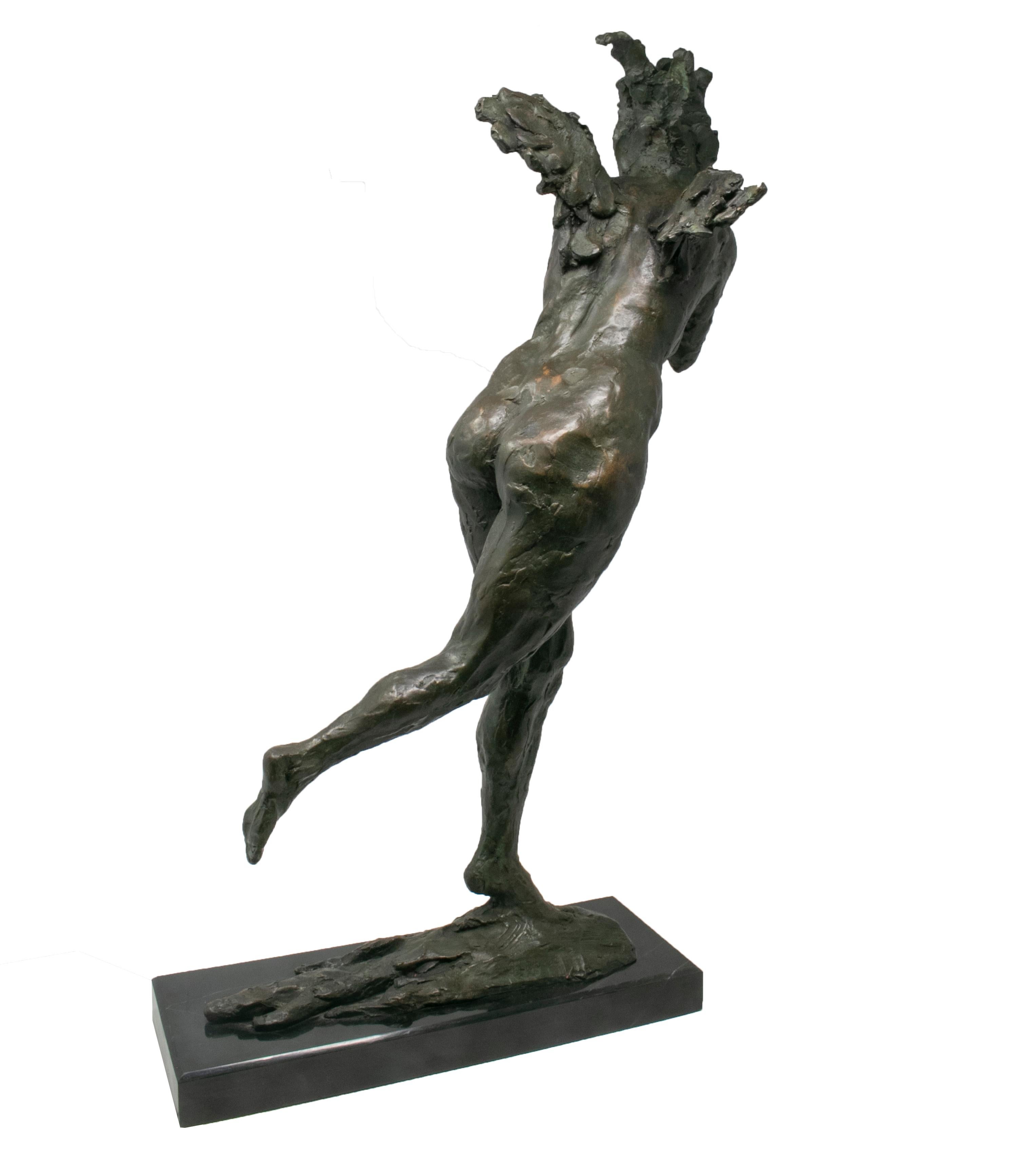 1990s Abstract Bronze Figure of a Woman Running Whilst Covering Her Face In Good Condition For Sale In Marbella, ES