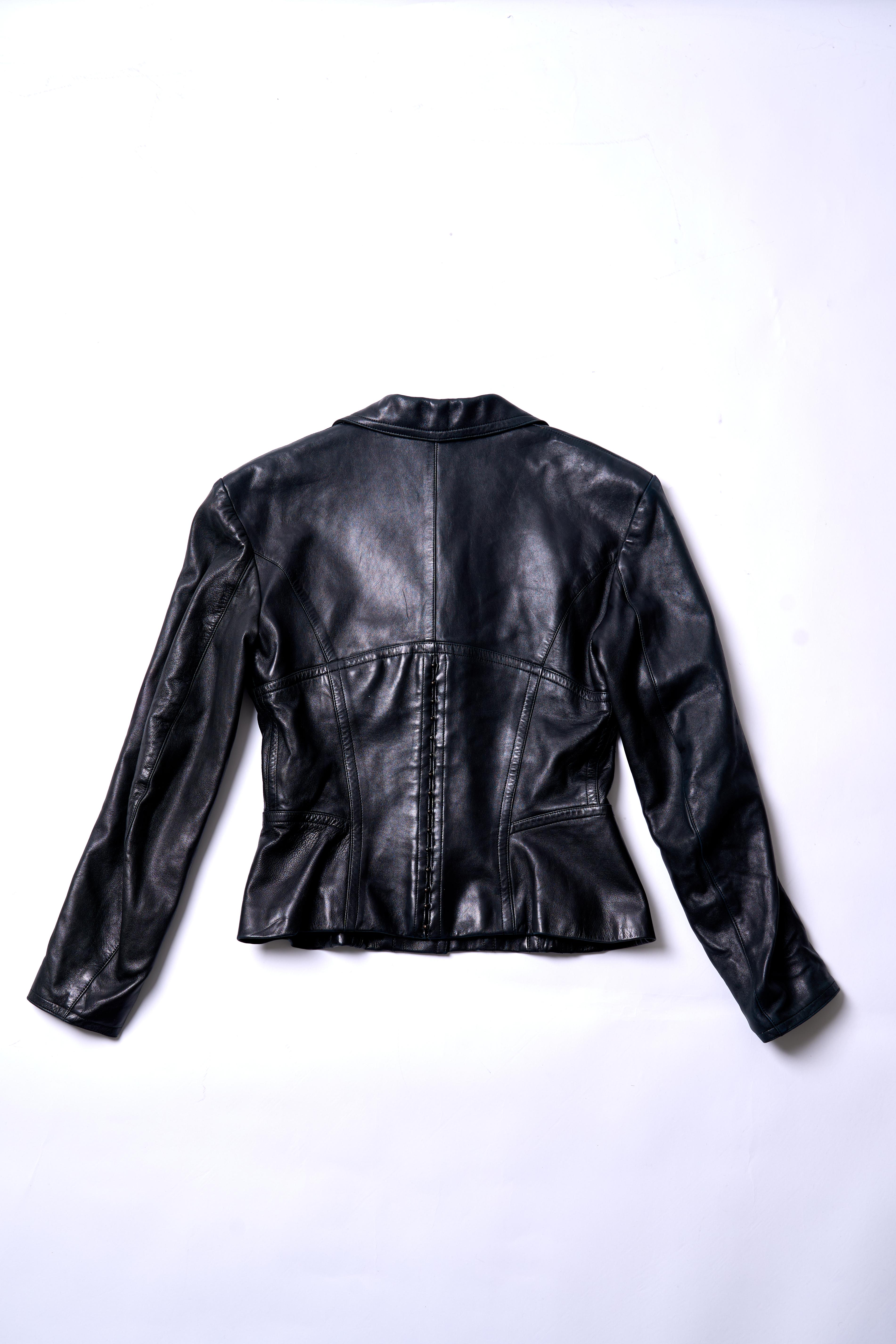 Taglia: FR42 / M Materiale: PelleMeticolosamente realizzata in pelle della migliore qualità, questa giacca Alaia emana un'estetica seducente e di alta moda. Il corpetto strutturato in stile bustier crea una silhouette accattivante, mentre la