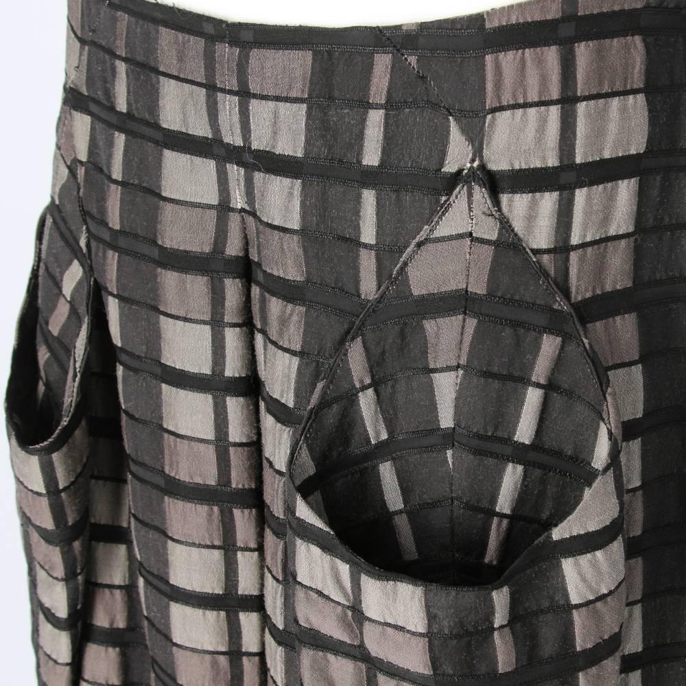 Antonio Marras wool blend pleated skirt. Grey and black checked pattern, cannon folds and vertical structured pockets. Invisible zip and hook side closure. Lined.

Size: 44 IT

Flat measurements
Height: 63 cm
Waist: 40 cm
Hips: 54,5 cm

Product