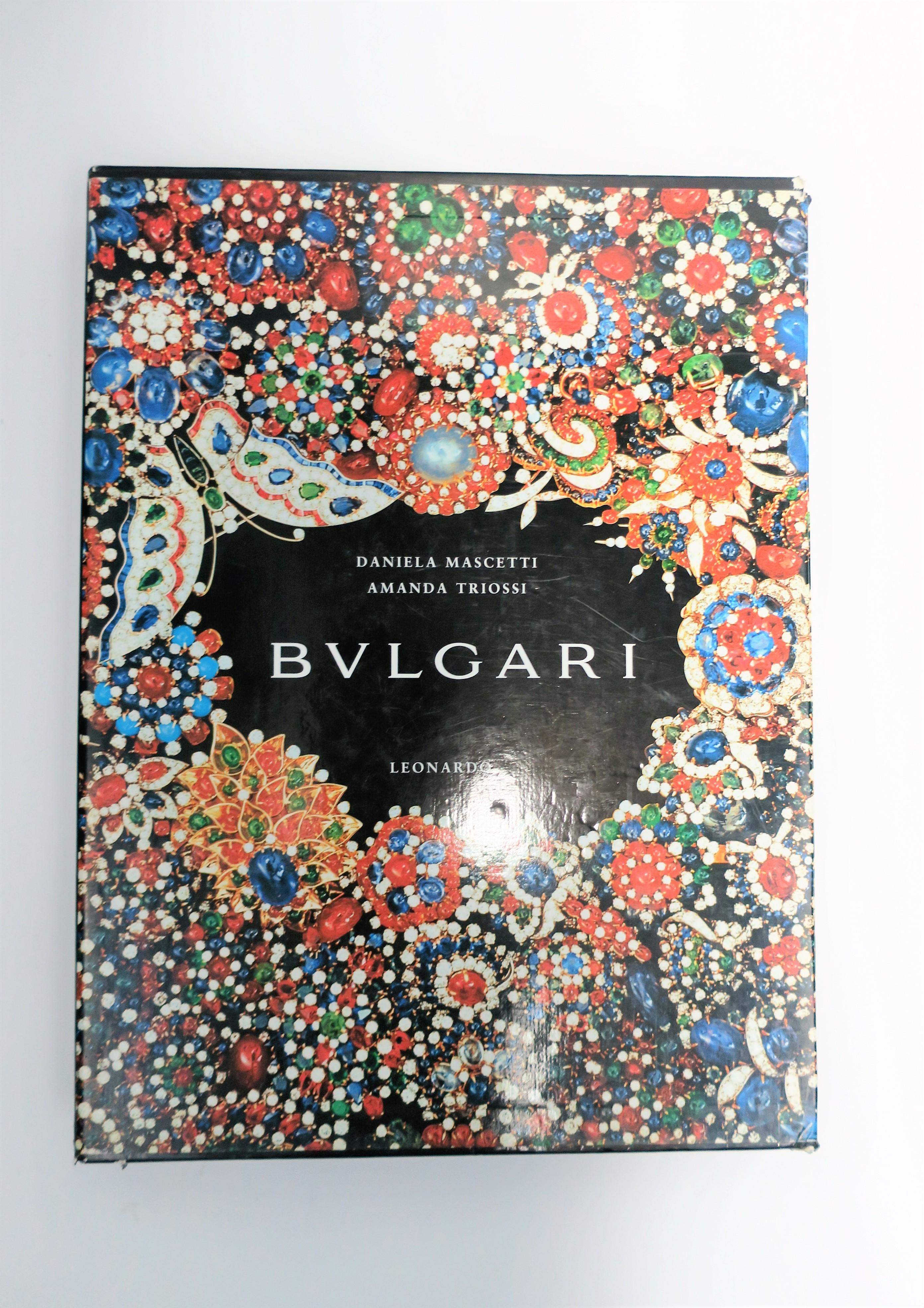 Voici une belle table basse (ou un livre de bibliothèque) sur l'histoire de l'emblématique joaillier de luxe italien Bvlgari (ou Bulgari), vers les années 1990, en Italie. Le livre couvre l'histoire de Bulgari dans la création de bijoux iconiques et