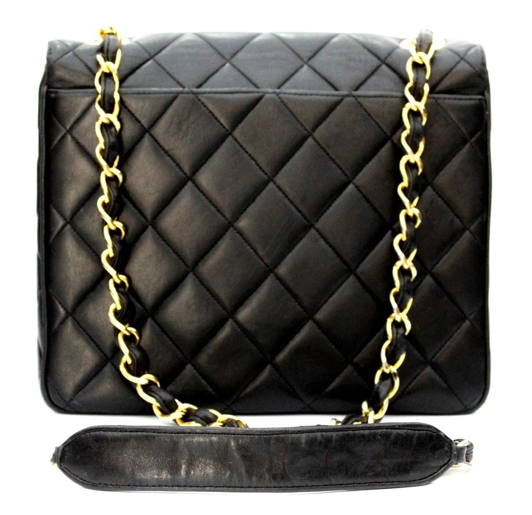 Chanel nineteen bag in black matelassé leather with gold hardware.
Closure with CC logo, internally spacious for the essentials. Equipped with a leather and chain handle.Like many models of Chanel, this bag is always fashionable. To be a vintage