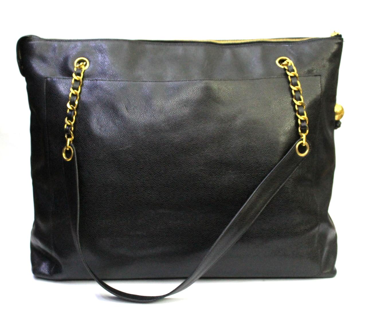 Chanel Vintage 90s in black lambskin, with golden hardware.
Zipper closure, inside very large.
Double chain handle for comfortable wearing on the shoulder.
Enriched on the front side by a pocket with the CC logo.
The bag is in excellent condition,