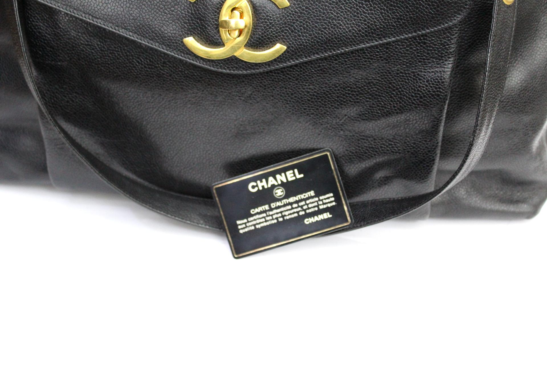 90s Chanel Black Leather Shoulder Bag In Excellent Condition In Torre Del Greco, IT