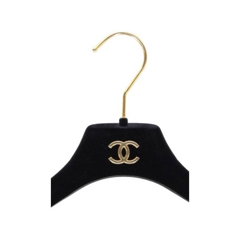 90s Chanel black velvet large clothes hanger In Excellent Condition In Lugo (RA), IT