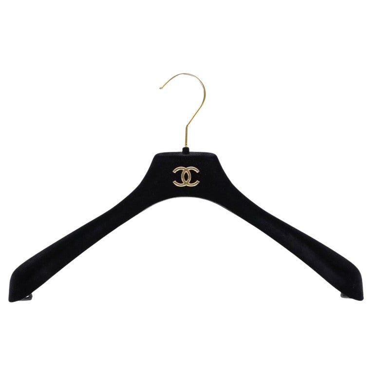 Großer Kleiderbügel aus schwarzem Samt von Chanel, 90er Jahre bei 1stDibs