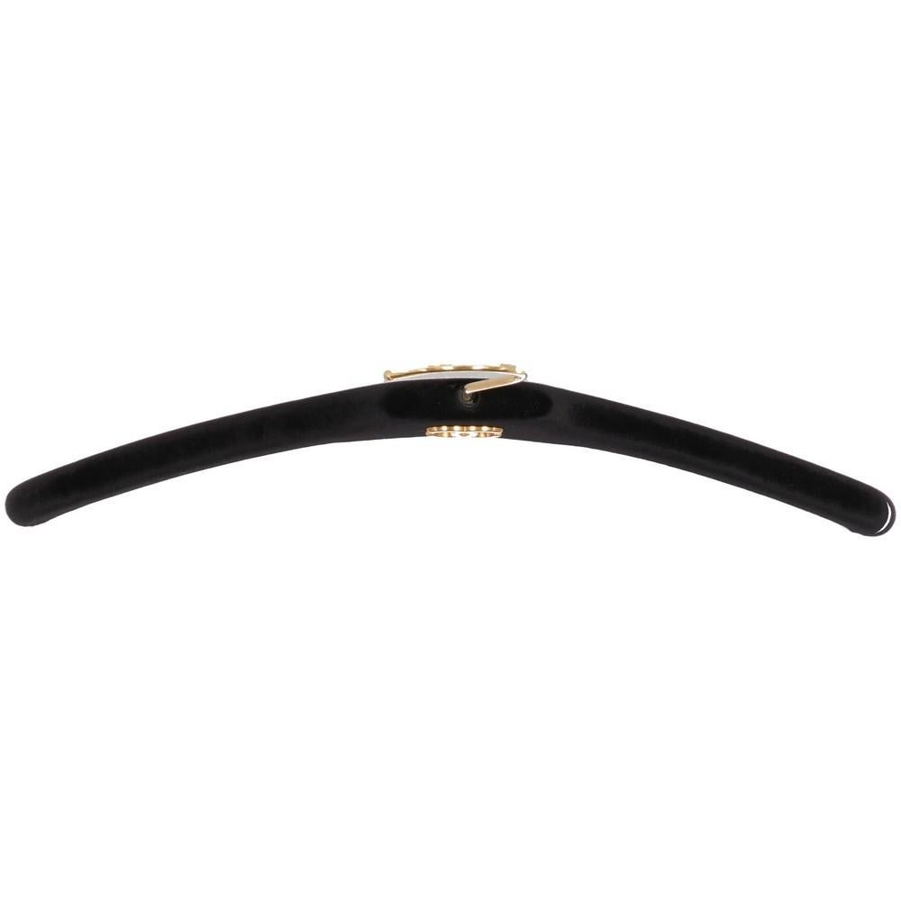 Chanel black velvet slim clothes hanger and gold-tone metal front logo.

Measurements
Lenght: 37 cm
Bust: 1,5 cm

Product code: A5315

Composition: Plastic - Metal

Condition: Very good conditions
