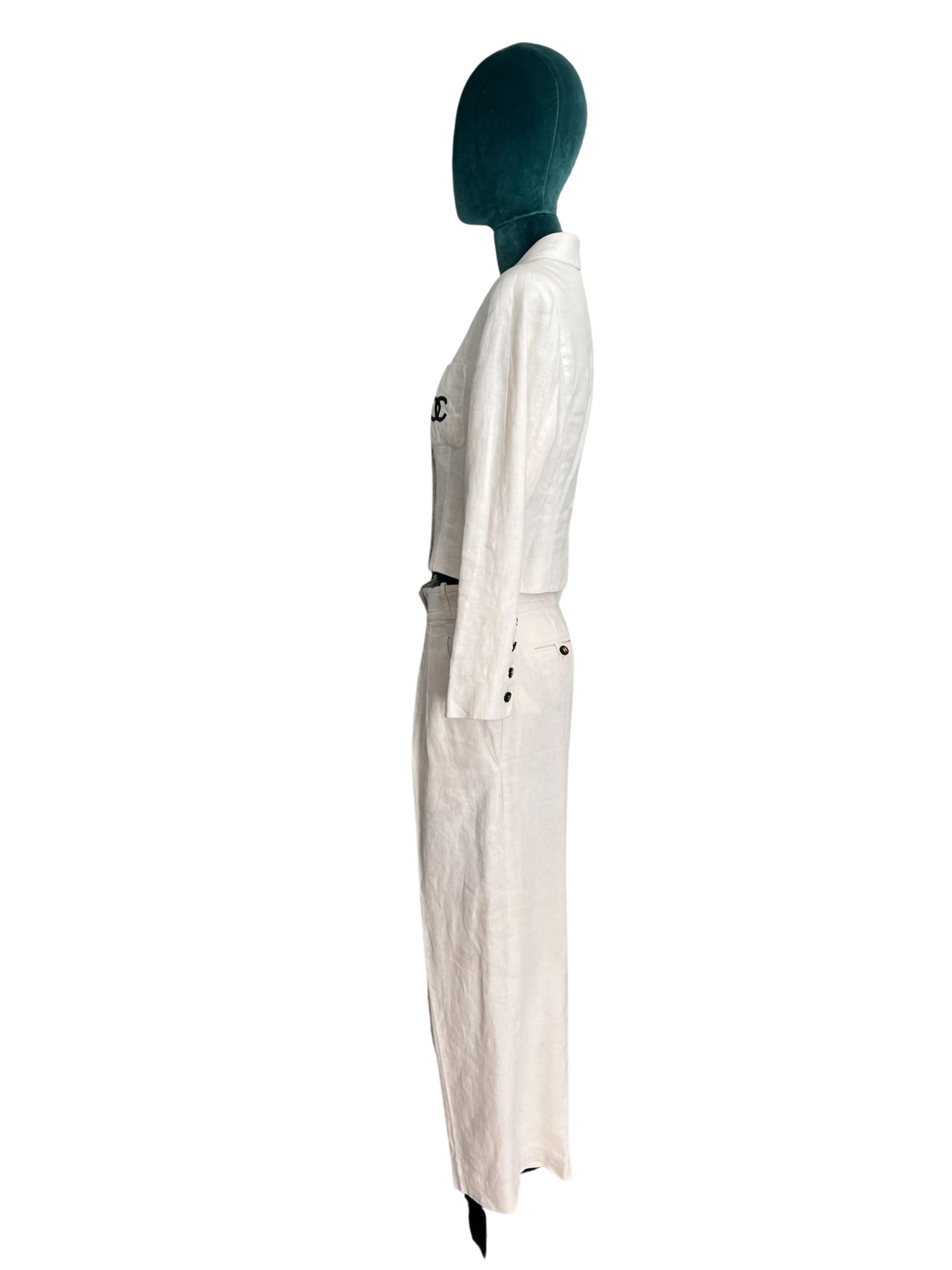 Dieser elegante, zeitlose Anzug im kultigen Chanel-Stil ist ein wahres Modejuwel. Es ist aus hochwertigem weißem Stoff gefertigt und zeugt von der Liebe zum Detail und der tadellosen Handwerkskunst der Marke. Hier ein genauerer Blick auf die