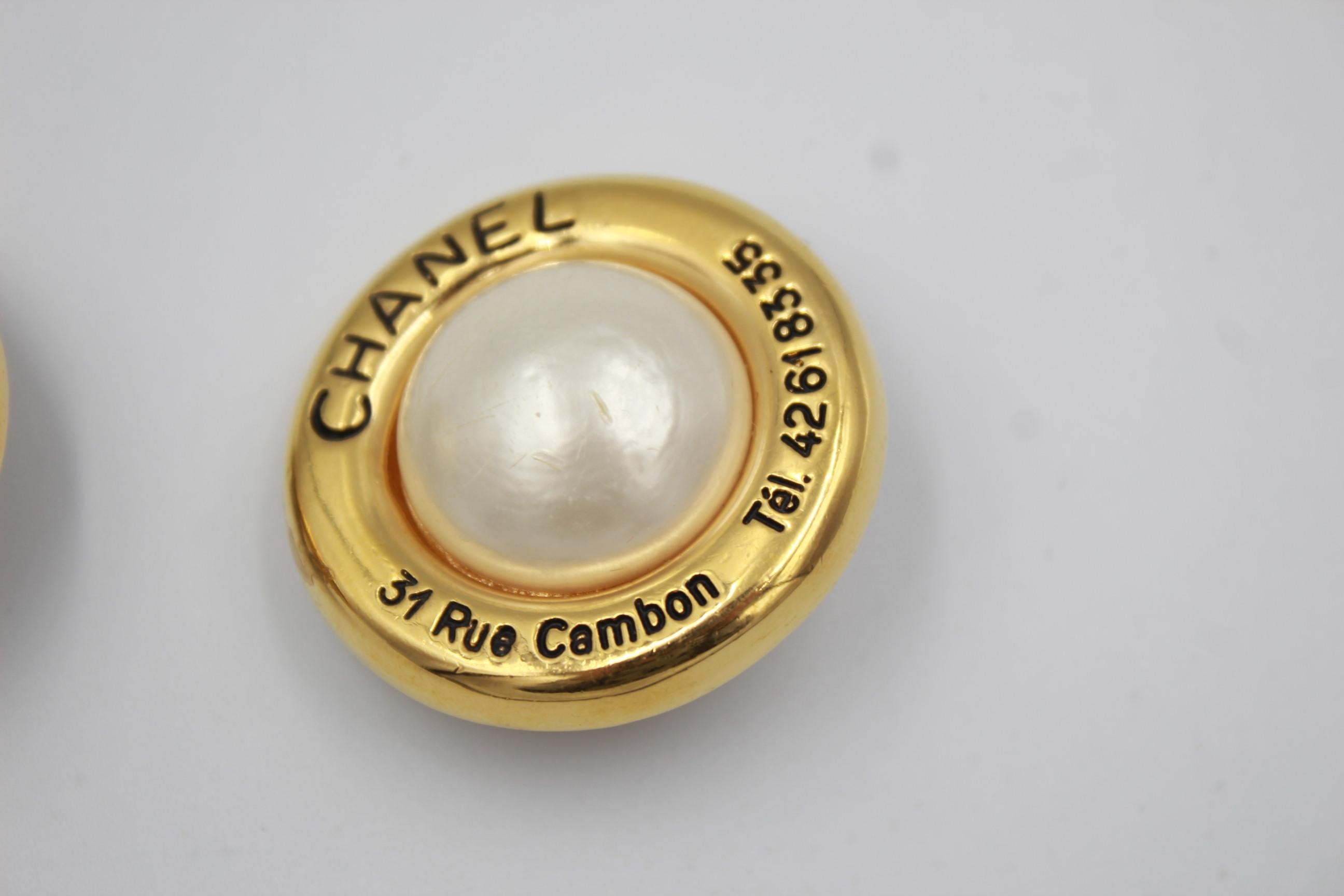 Vintage 90's Chanel earirngs
Gold plated metal with inscription of the adresse and telephone number of the Chanel boutique
 Size 3.5 cm
Clip system