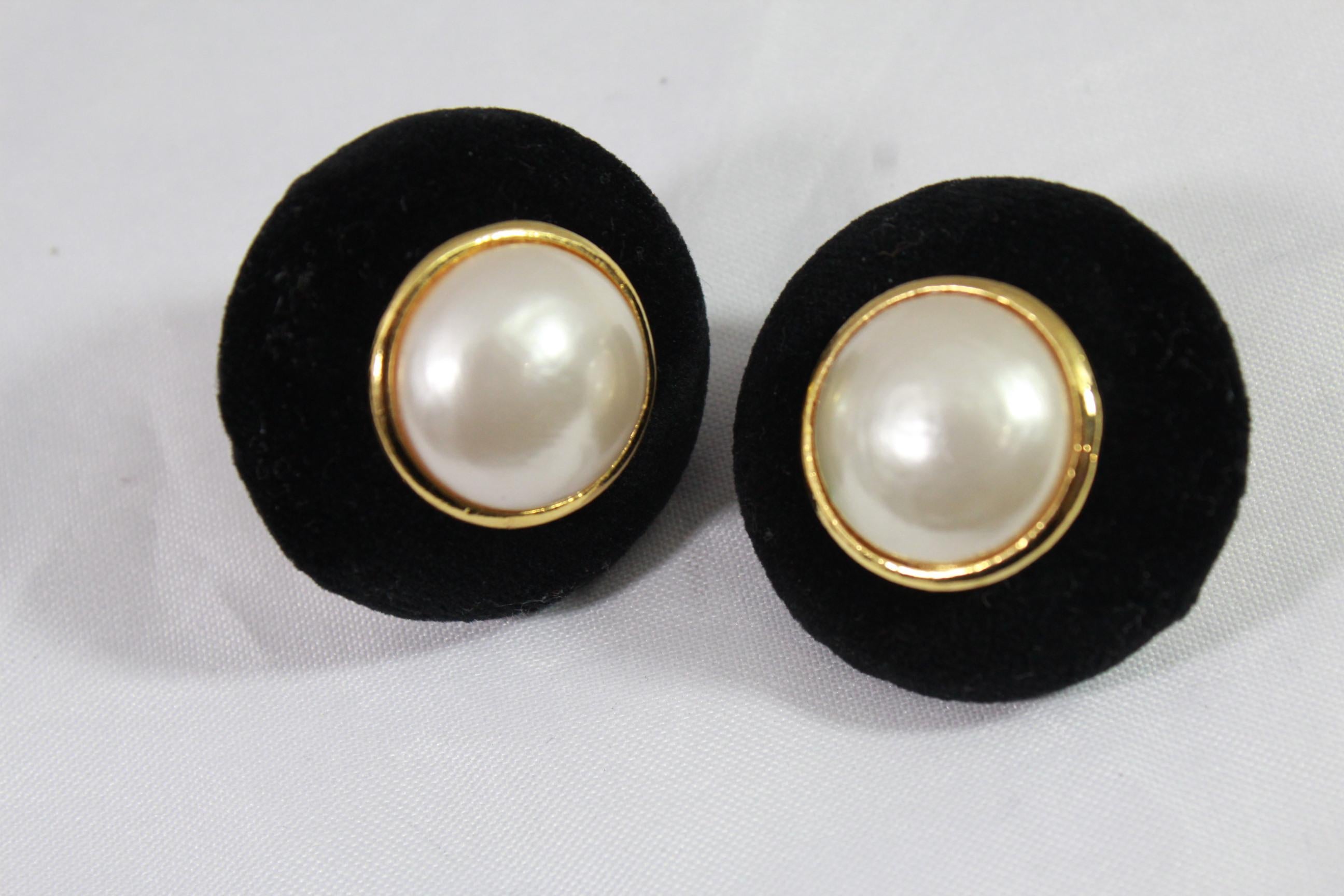 90's Chanel Golden  Vintage Earrings in  Velvet by Victoire de Castellane In Good Condition In Paris, FR