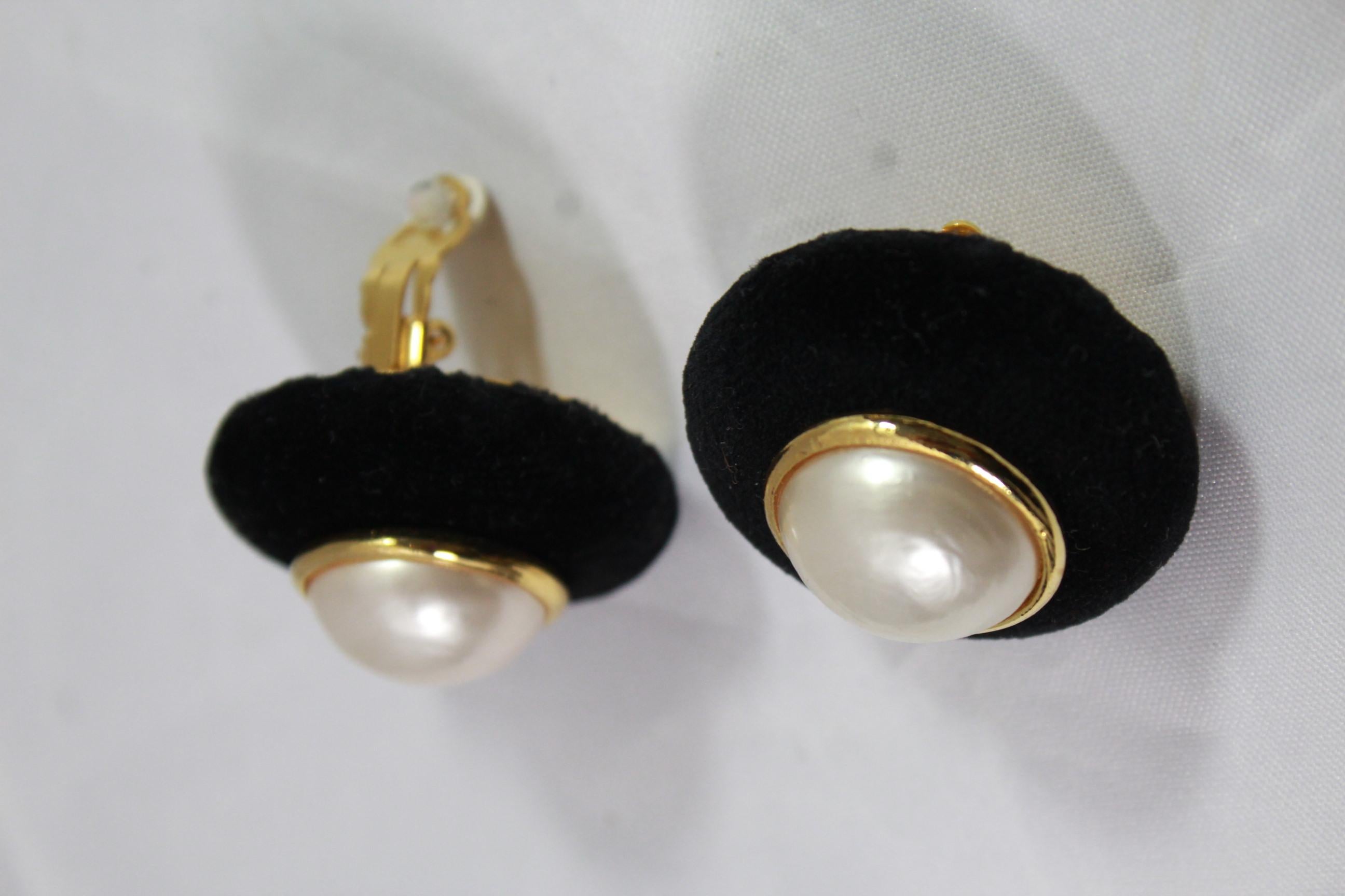 Women's 90's Chanel Golden  Vintage Earrings in  Velvet by Victoire de Castellane