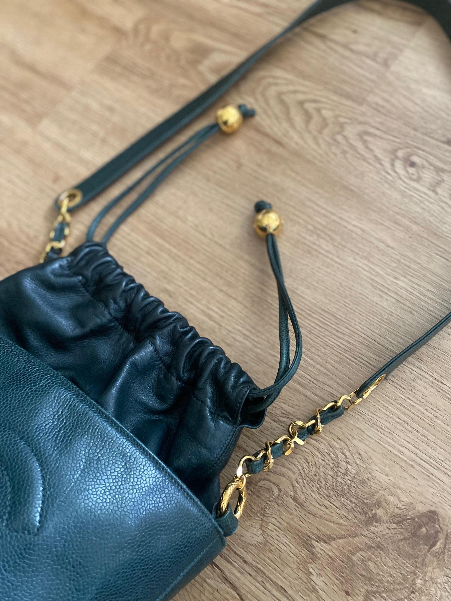 90s Chanel green leather drawstring bucket crossbody bag For Sale 3