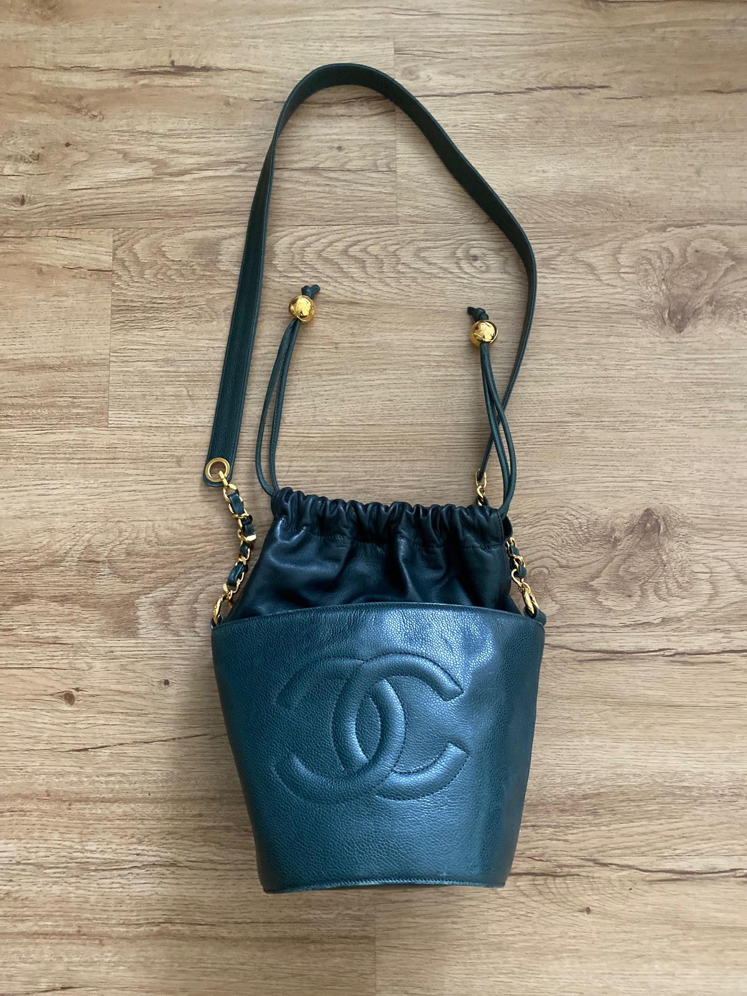 Stunning 90s Iconic CC bucket bag in a very rare color GREEN

24k gold plated cc ball hardware
double large zippered interior pockets with cc charm
round flat bottom
green caviar leather. This is the original color has not been altered

Interior