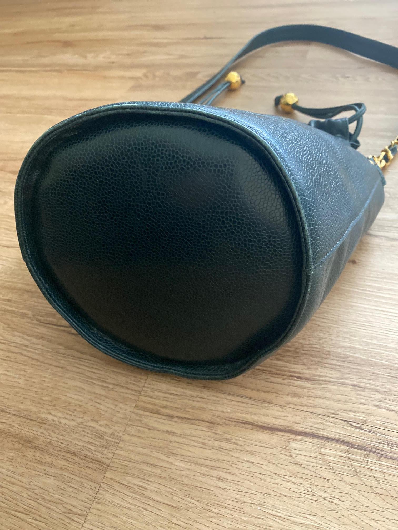 Green 90s Chanel green leather drawstring bucket crossbody bag For Sale
