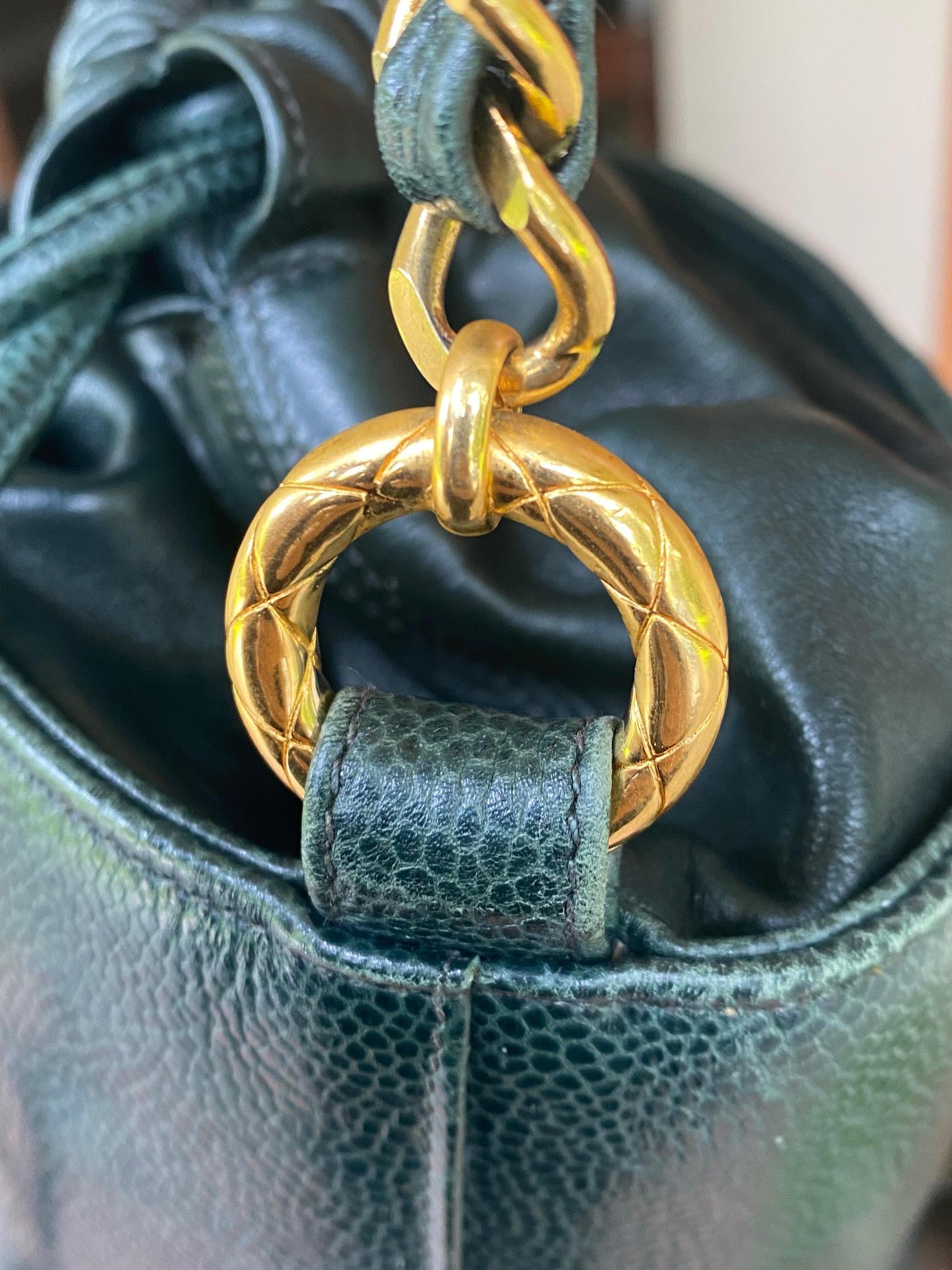 90s Chanel green leather drawstring bucket crossbody bag In Good Condition For Sale In Miami, FL