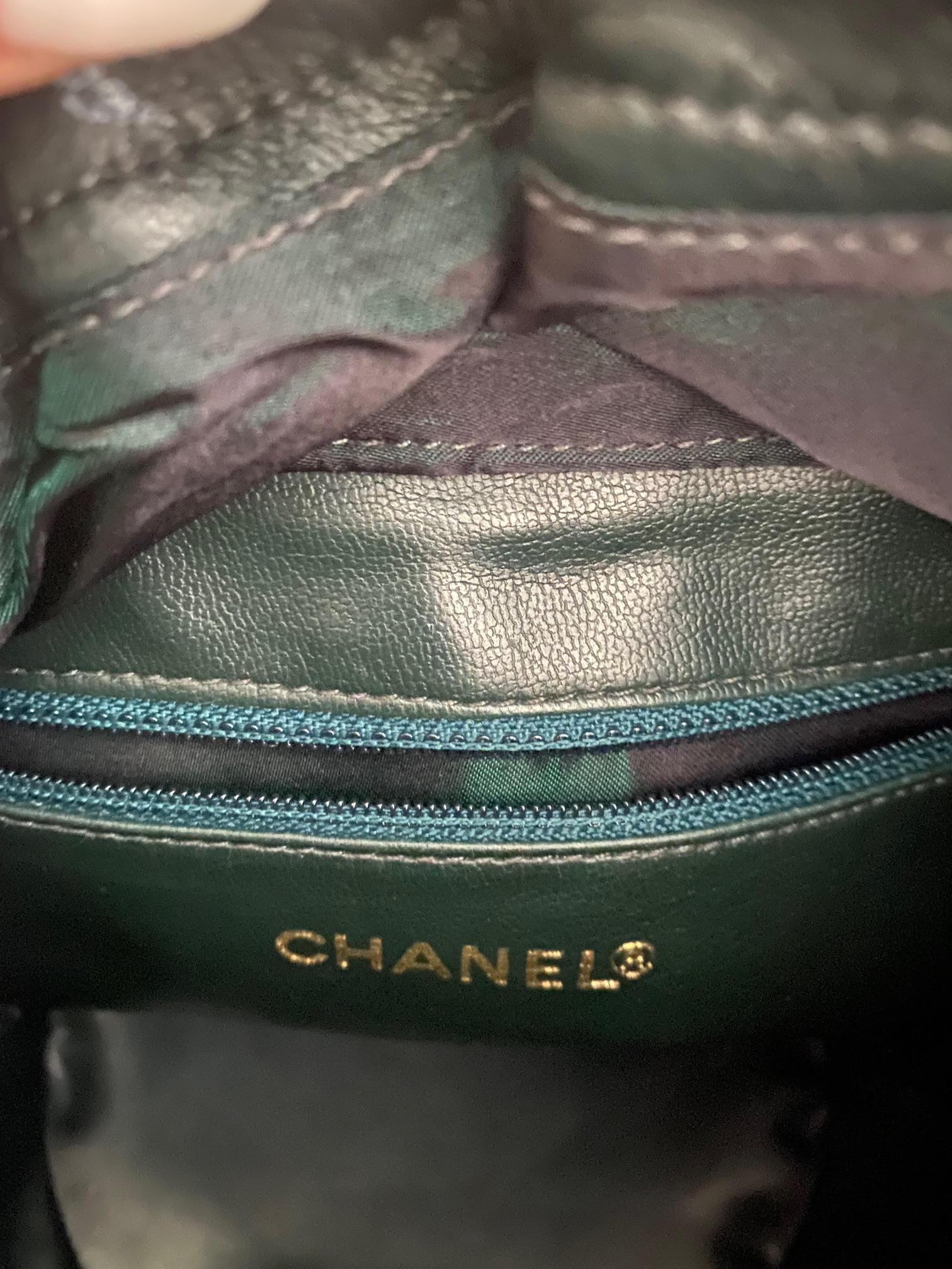 Women's or Men's 90s Chanel green leather drawstring bucket crossbody bag For Sale