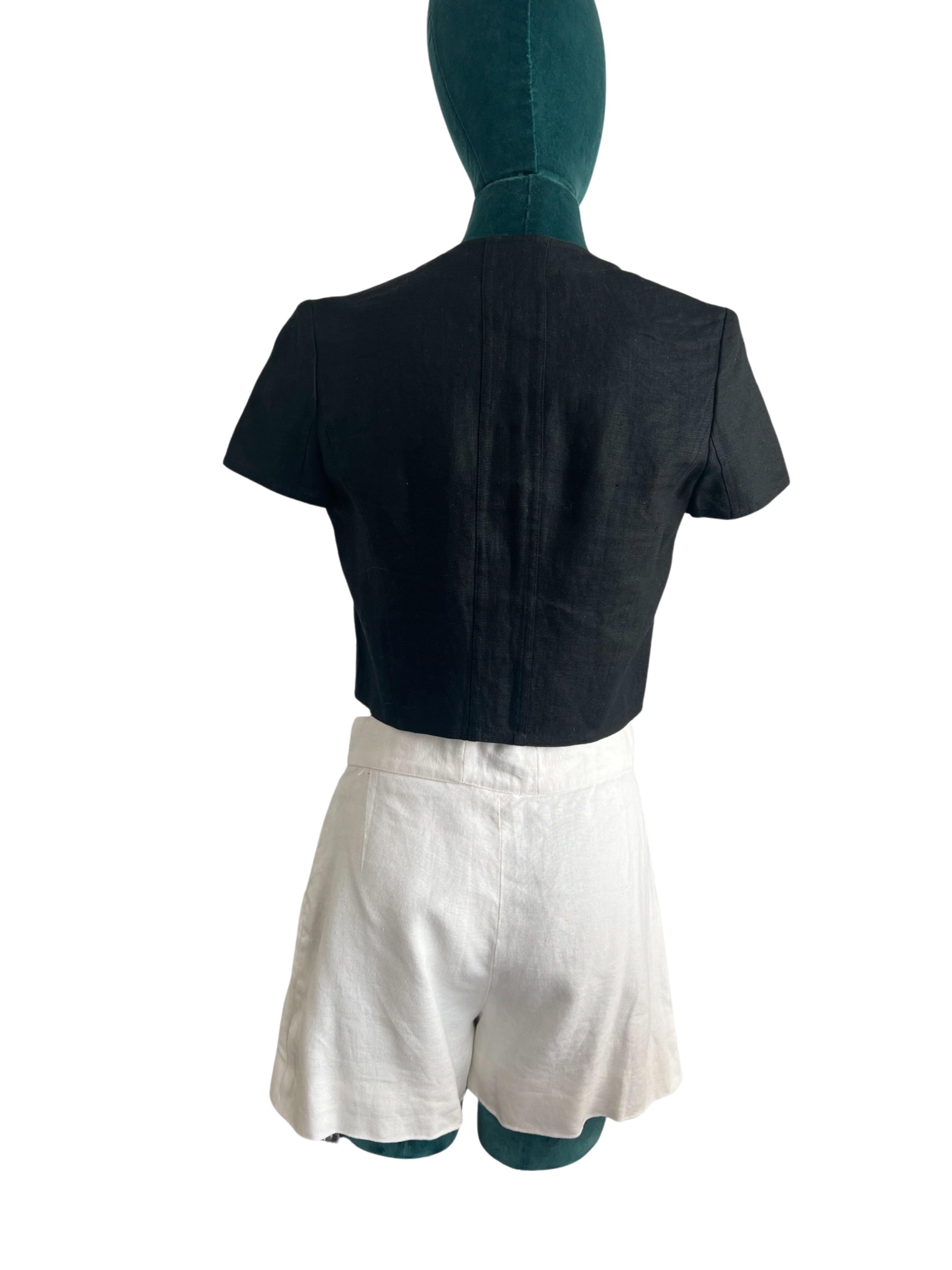 Weiße Chanel Line-Shorts aus den 90er Jahren mit CC-Gold unten  für Damen oder Herren im Angebot