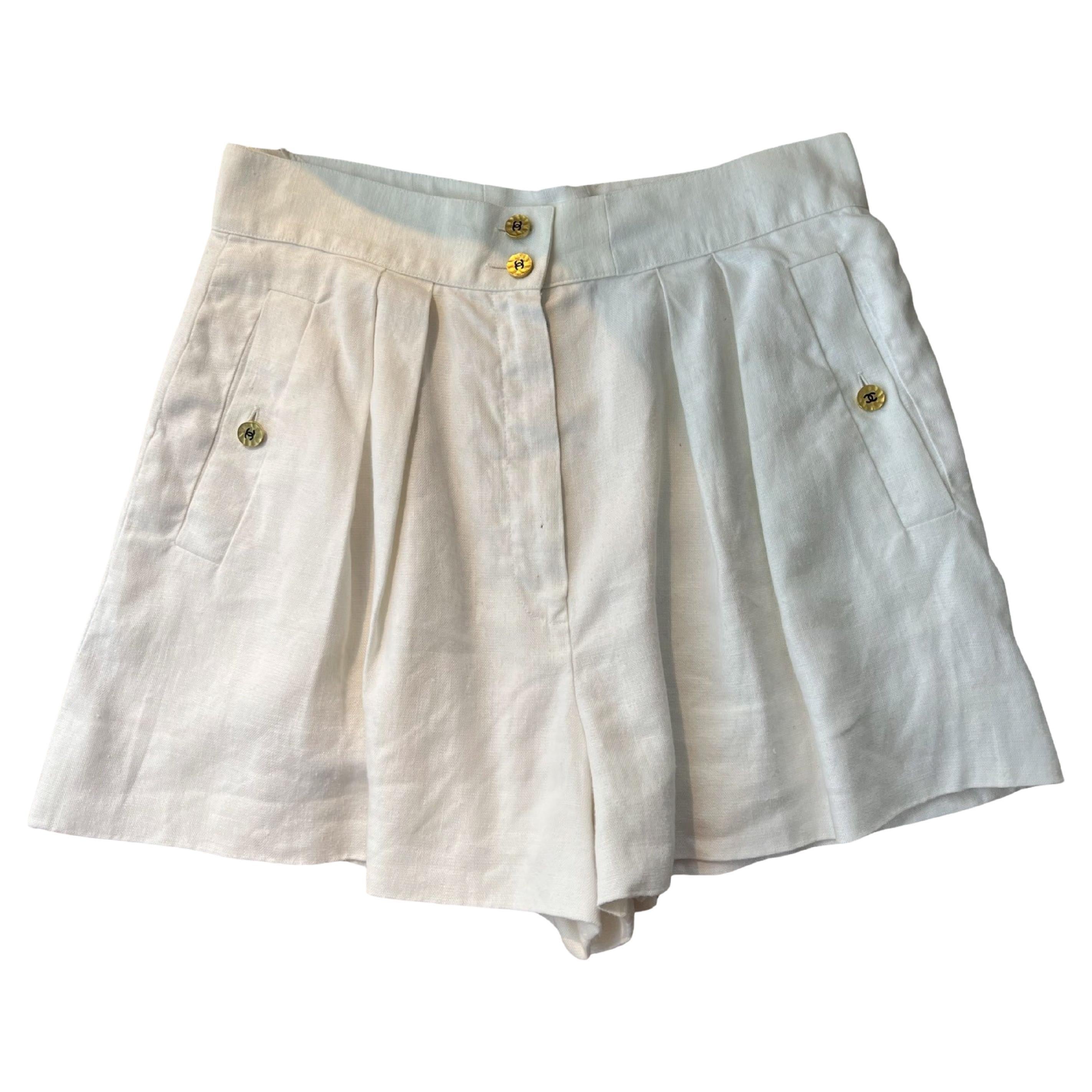 Weiße Chanel Line-Shorts aus den 90er Jahren mit CC-Gold unten 