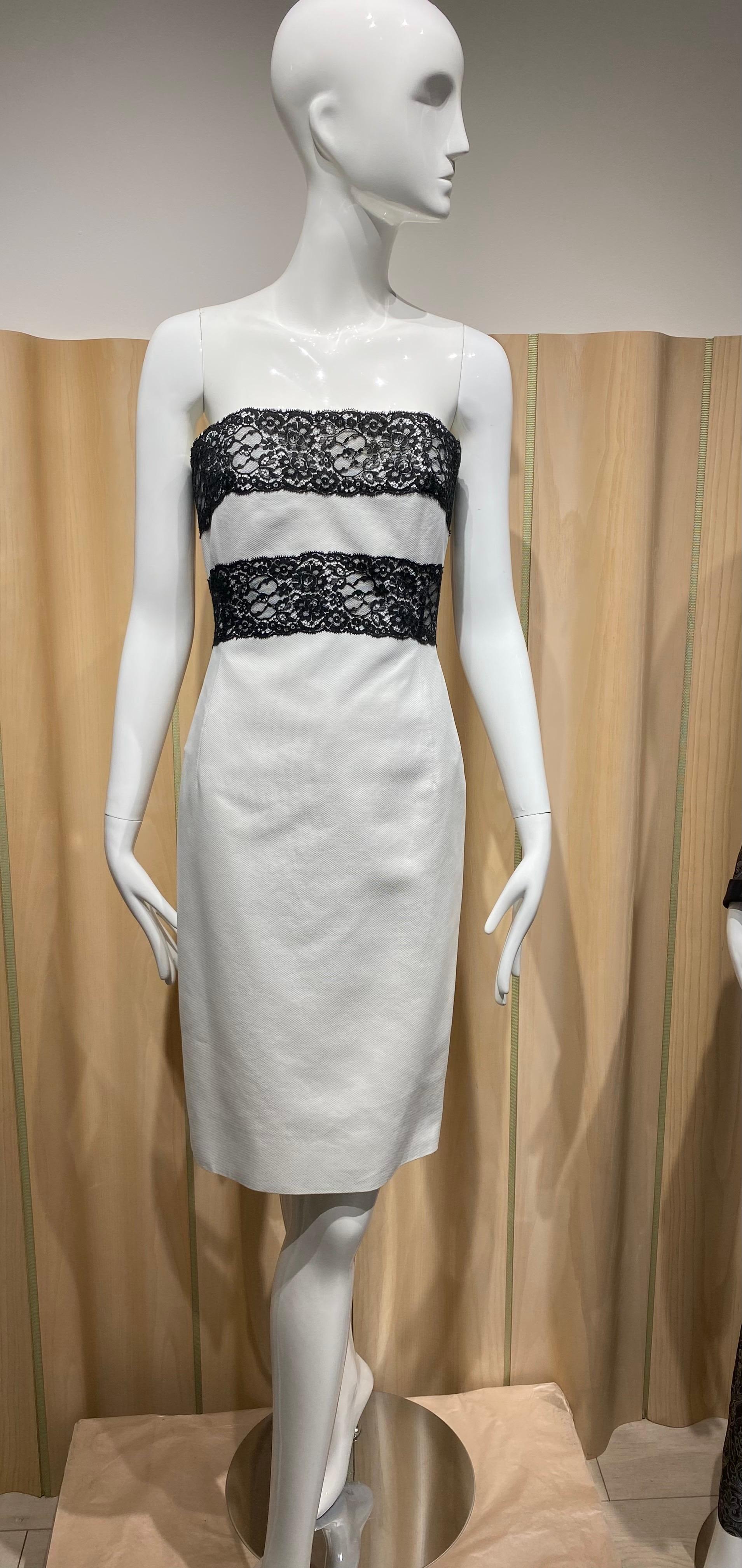 80er Jahre Chanel  trägerloses weißes Baumwollkleid mit schwarzer Spitze von Karl Lagerfeld .
Perfekt für ein Probeessen oder eine Hochzeit.
Passform Größe 2/4

