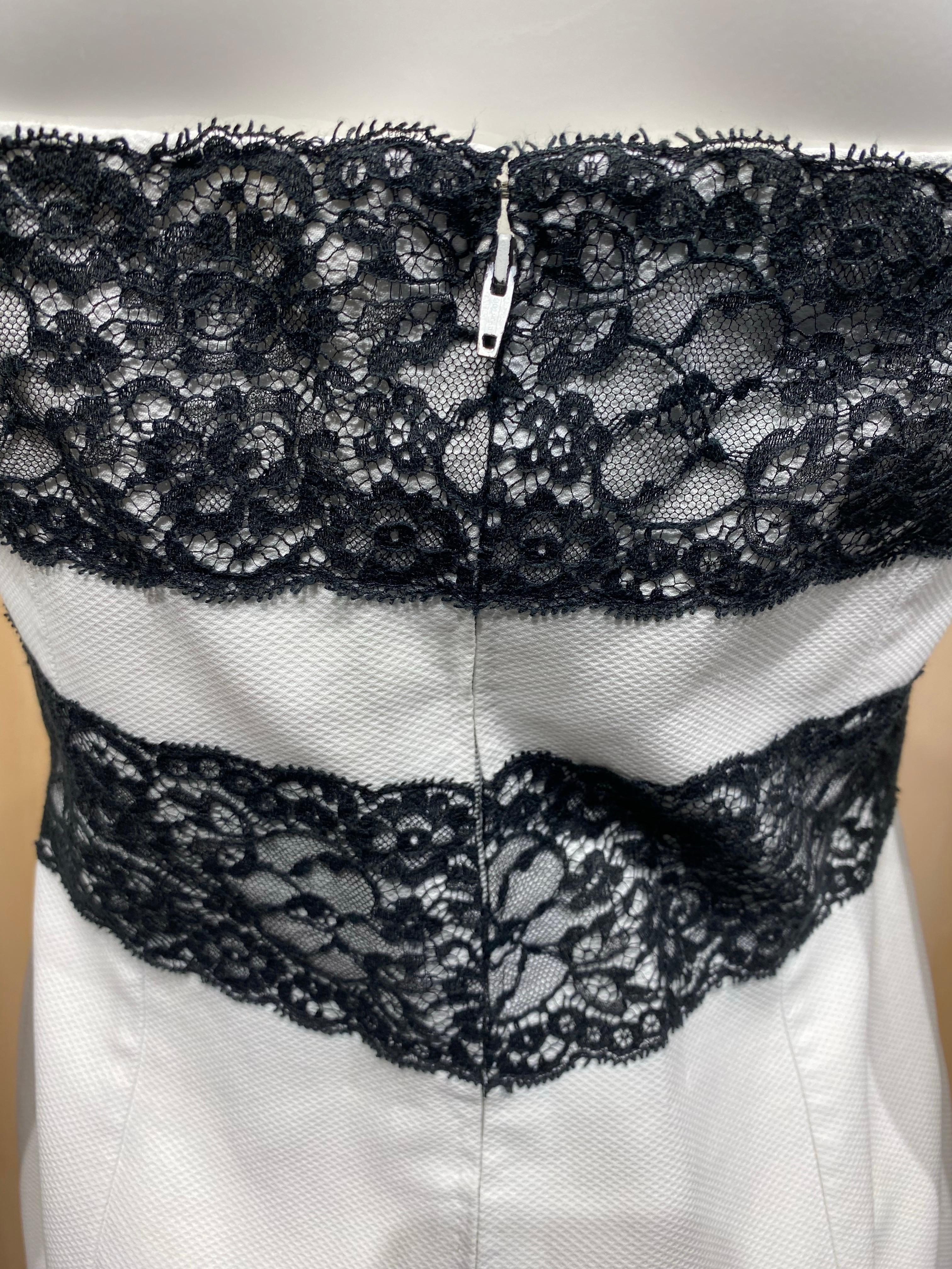 90er Chanel Trägerloses Weißes Baumwollkleid mit Spitze (Grau) im Angebot