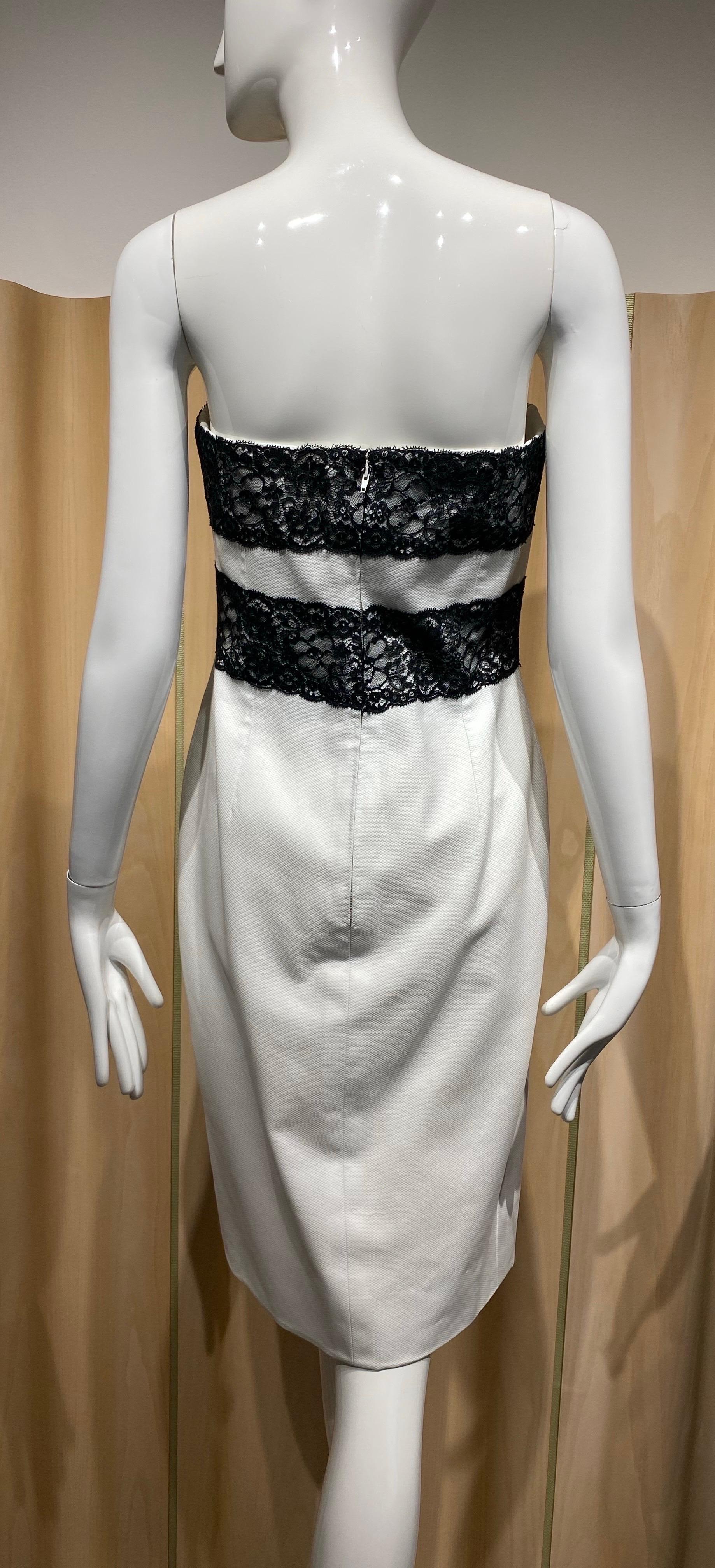90er Chanel Trägerloses Weißes Baumwollkleid mit Spitze Damen im Angebot