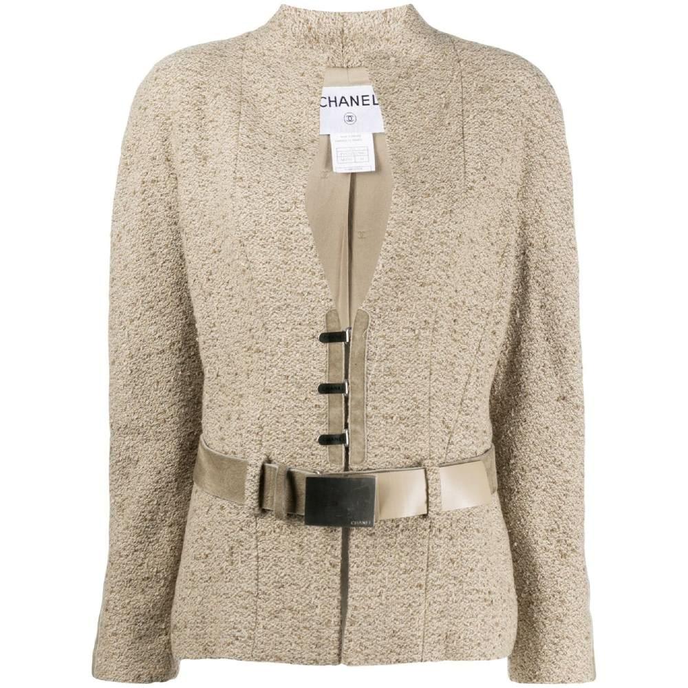 Chanel beige bouclè wool fitted jacket with deep V neck and front silver-tone metal logoed hooks fastening. Beige suede waist belt with metal logoed plaque buckle.

Size: 44 FR

Flat measurements
Height: 67 cm
Bust: 50 cm
Sleeves: 60 cm
Shoulders: