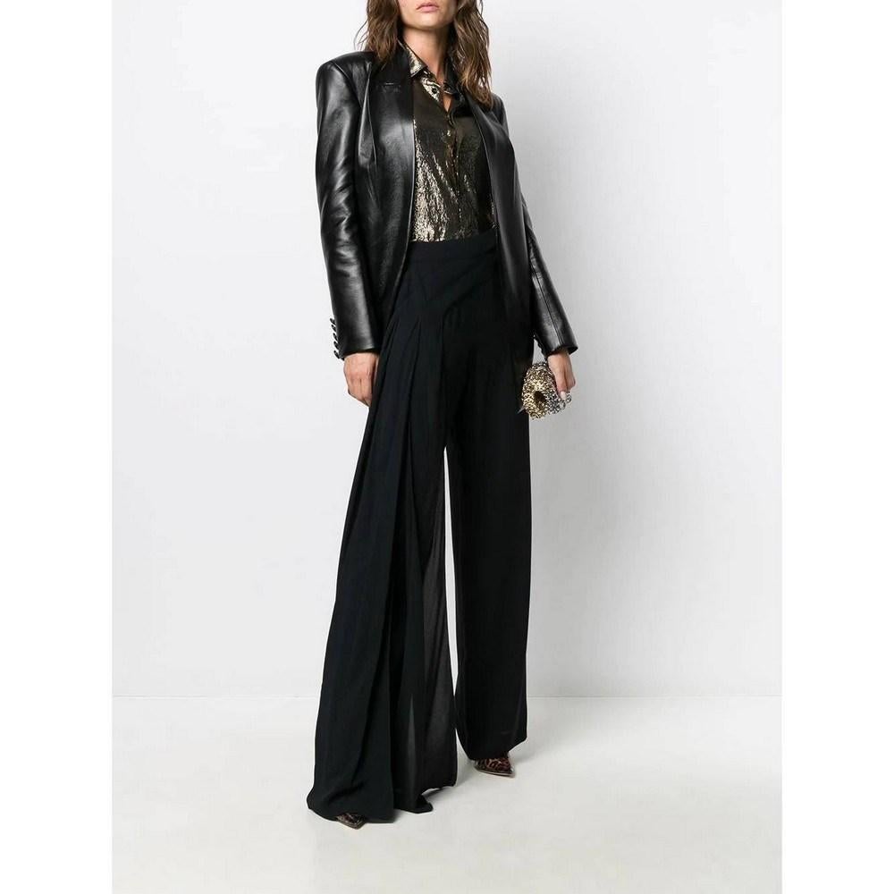 Pantalones palazzo de seda negra Chanel. Modelo con solapas decorativas en la pernera derecha, cintura alta, cierre lateral con cremallera y botones.

Talla: 42 FR

Medidas planas
Longitud: 111 cm
Cintura: 35 cm
Pierna interior: 82 cm

Código del