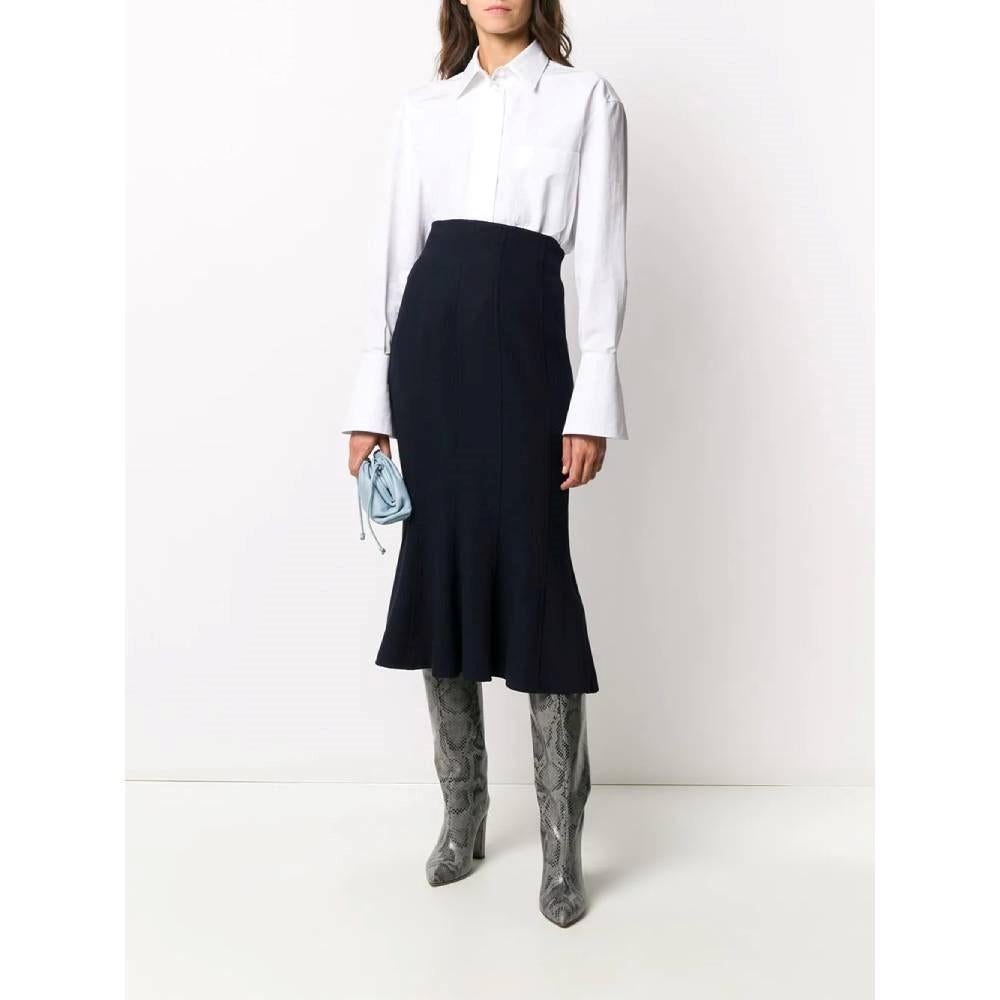 Chanel blue wool midi skirt. High-waisted model, back zip and hook closure and peplum design.

Size: 40 FR

Flat measurements
Height: 82 cm
Waist: 34 cm
Hips: 48 cm

Product code: A6108

Notes: The item shows some pulled threads as shown in the
