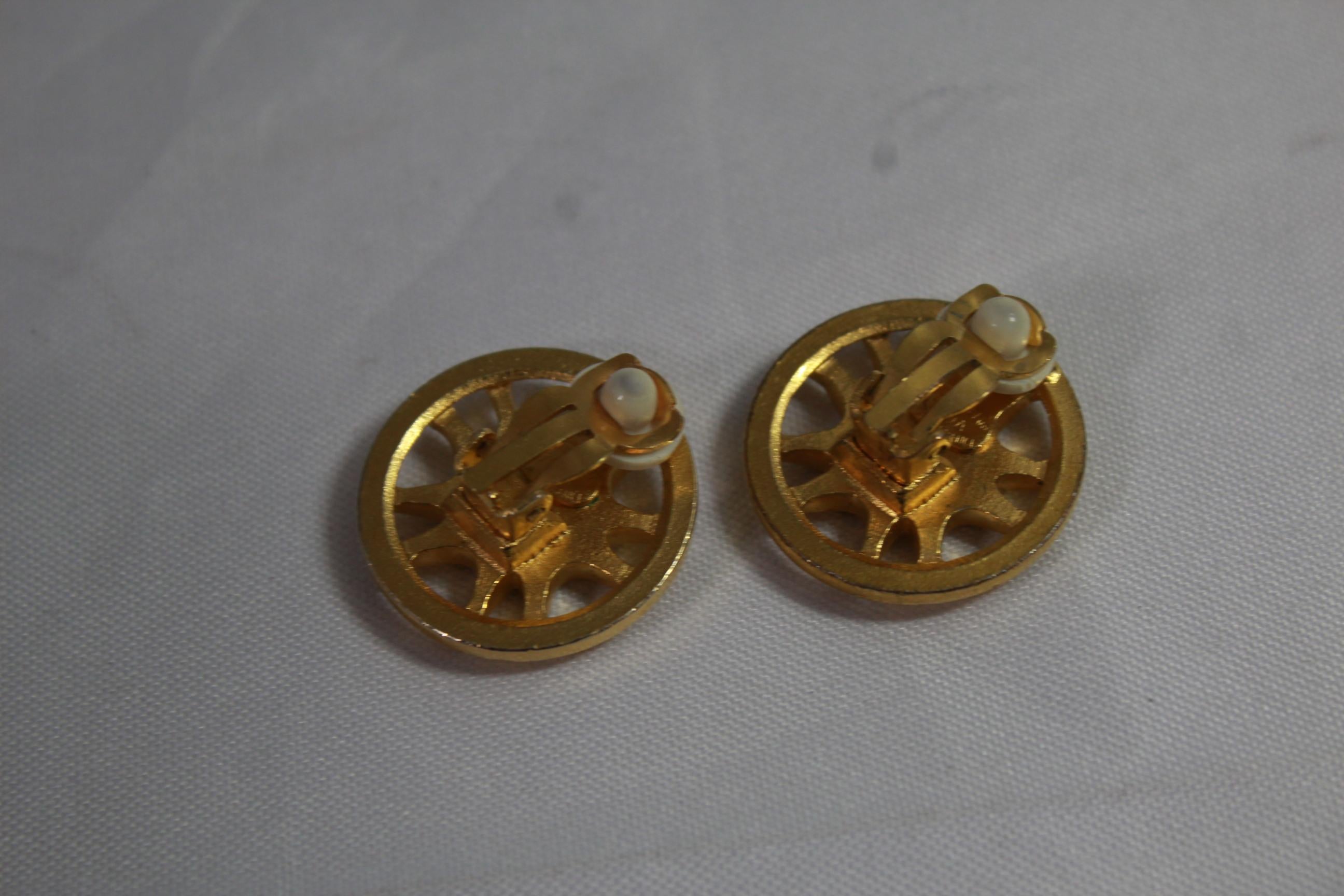 Vintage Chanel earrings in gold plated metal. 
Good vintage condition.
Size 2.5 cm
Clip system