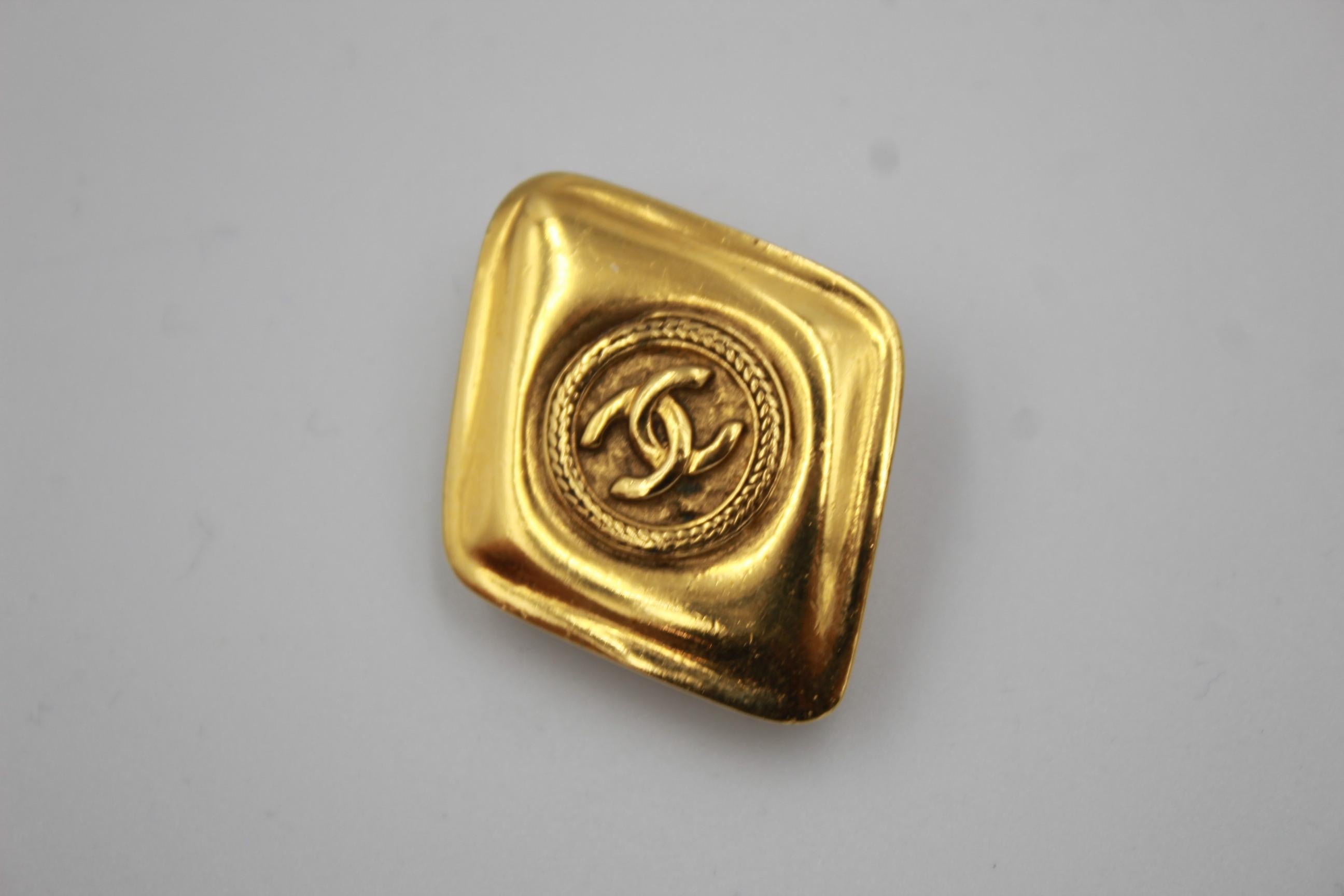 Vintage Chanel earrings in gold plated metal. 
Good vintage condition.
Clip system