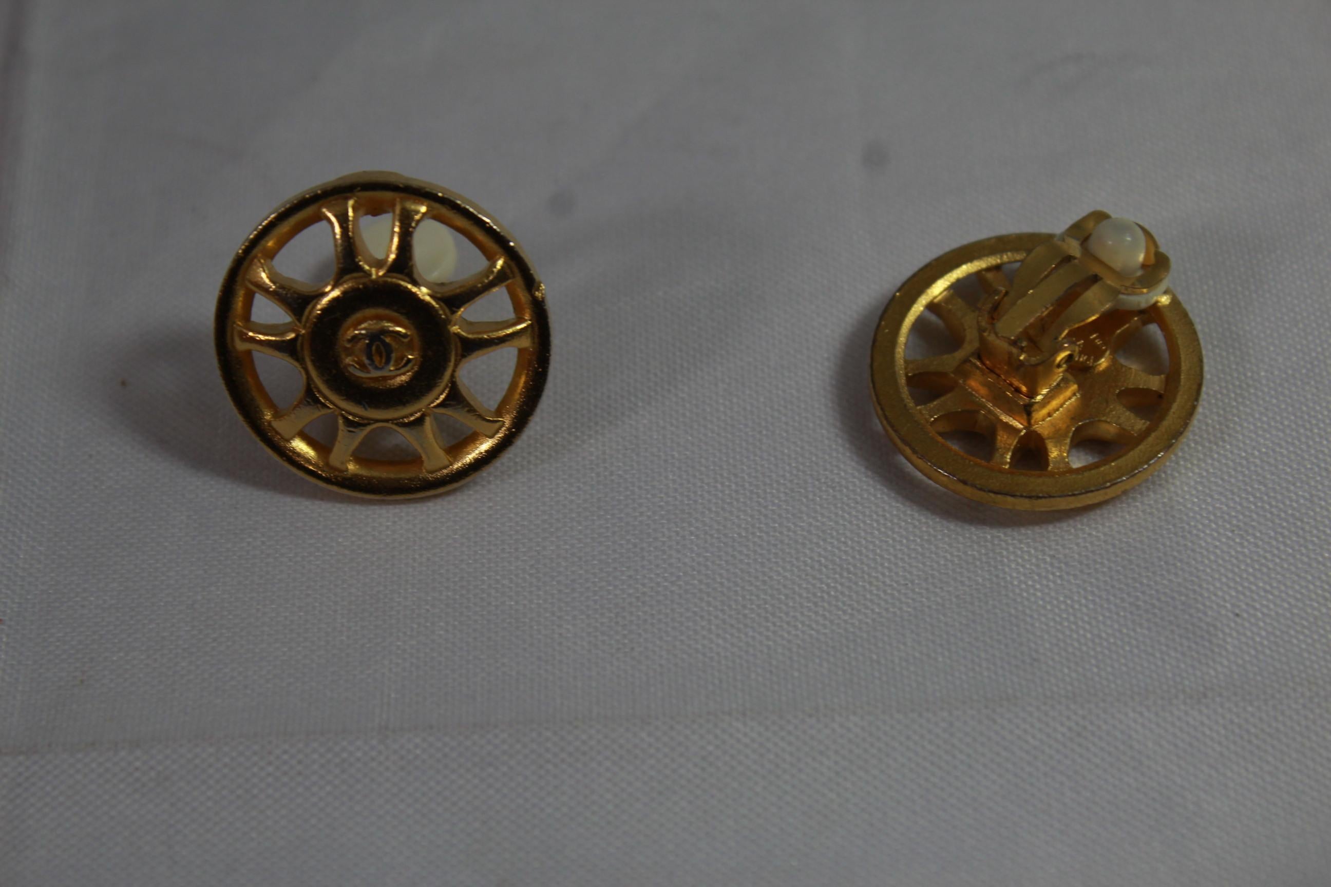 Women's 90's Chanel Vintage  Earrings in Gold-Plated Metal For Sale