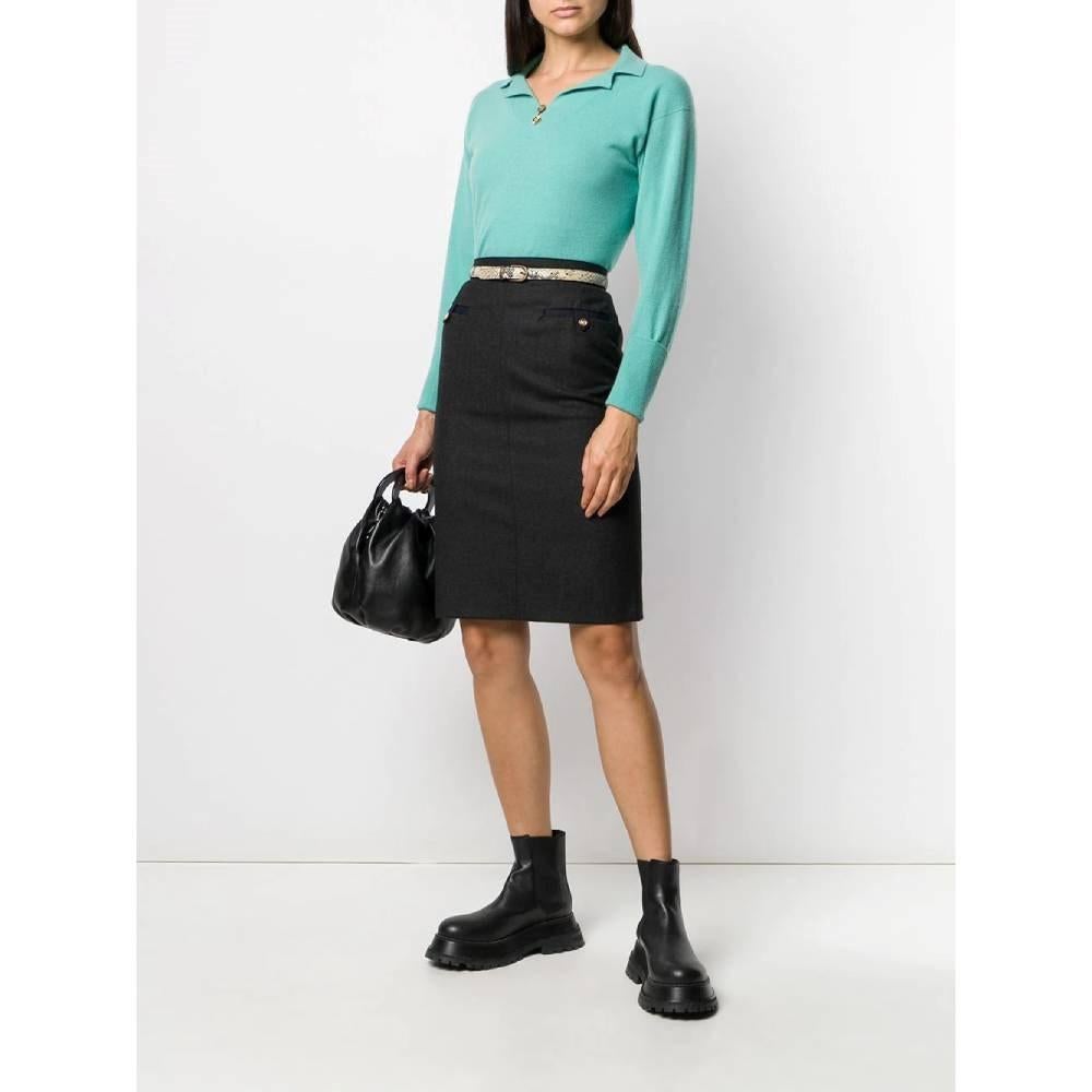 Chanel grey wool skirt. Pencil design, back zip and button closure and two front welt pockets finished in blue silk grosgrain.

Size: 36 FR

Flat measurements
Height: 60 cm
Waist: 32 cm
Hips: 44 cm

Product code: A6113

Composition: 100% Wool

Made