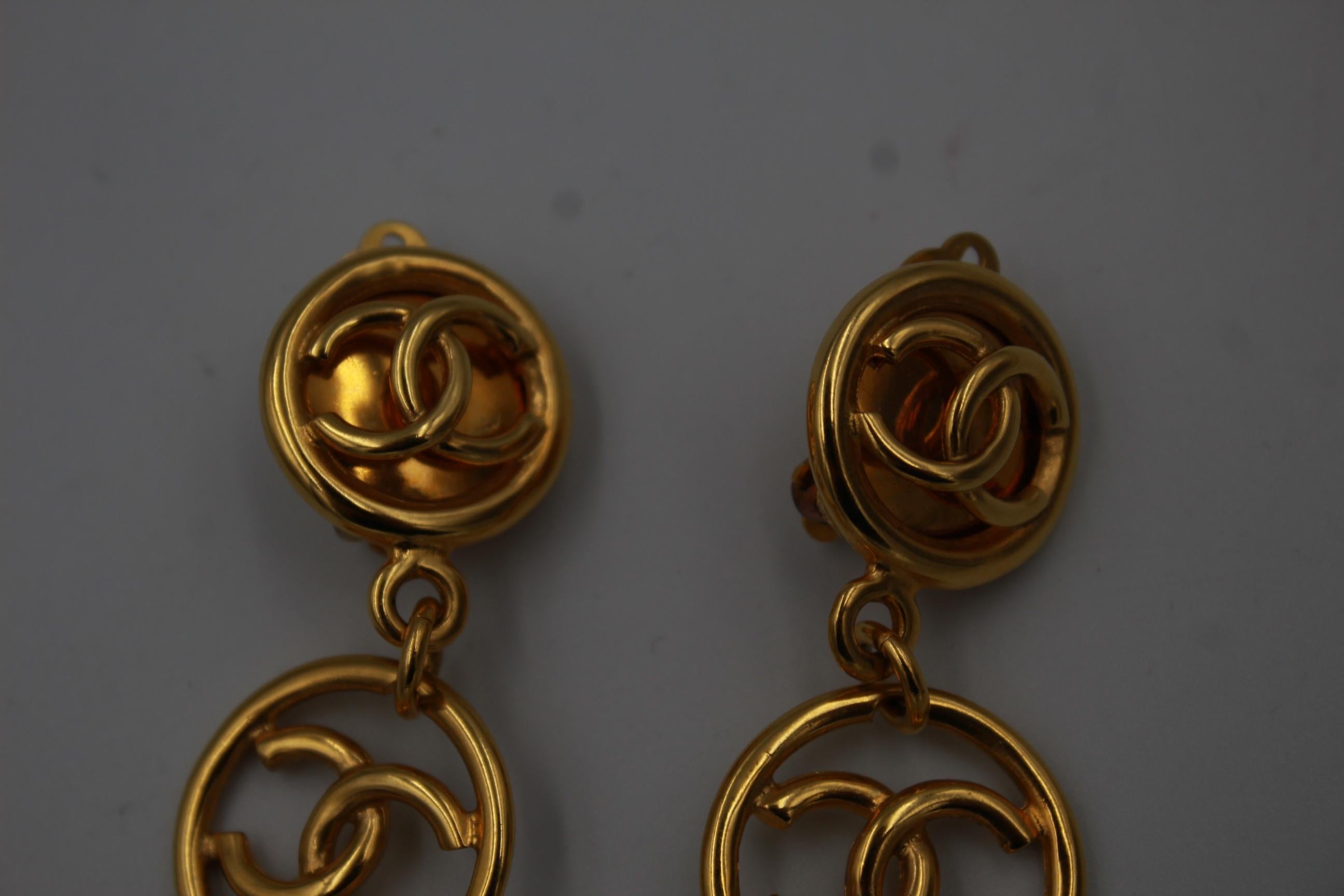 Chanel Logo earrings in gold plated metals with 3 circles with the logo.
This earings belongs to the haute couture collection ( numbered in the back)
Really god condition
Lenght 9 cm