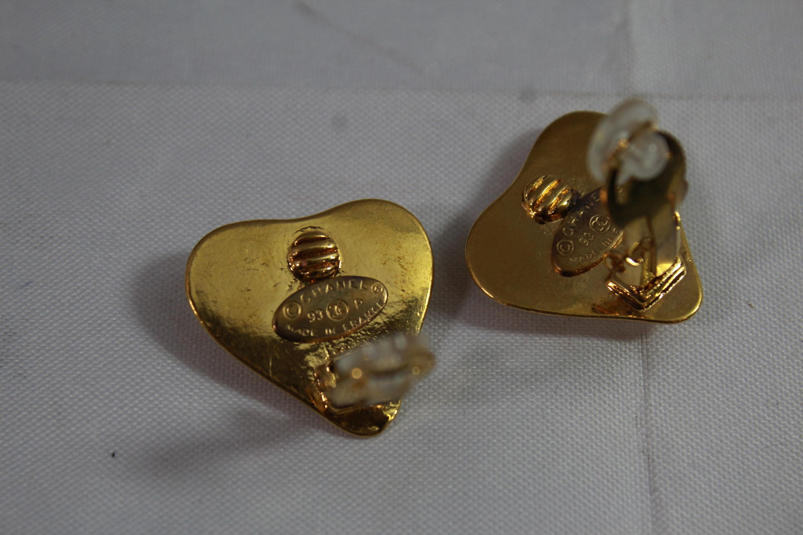 Vintage Chanel earrings in gold plated metal. 
Good vintage condition.
Size 2.6 cm
Clip system