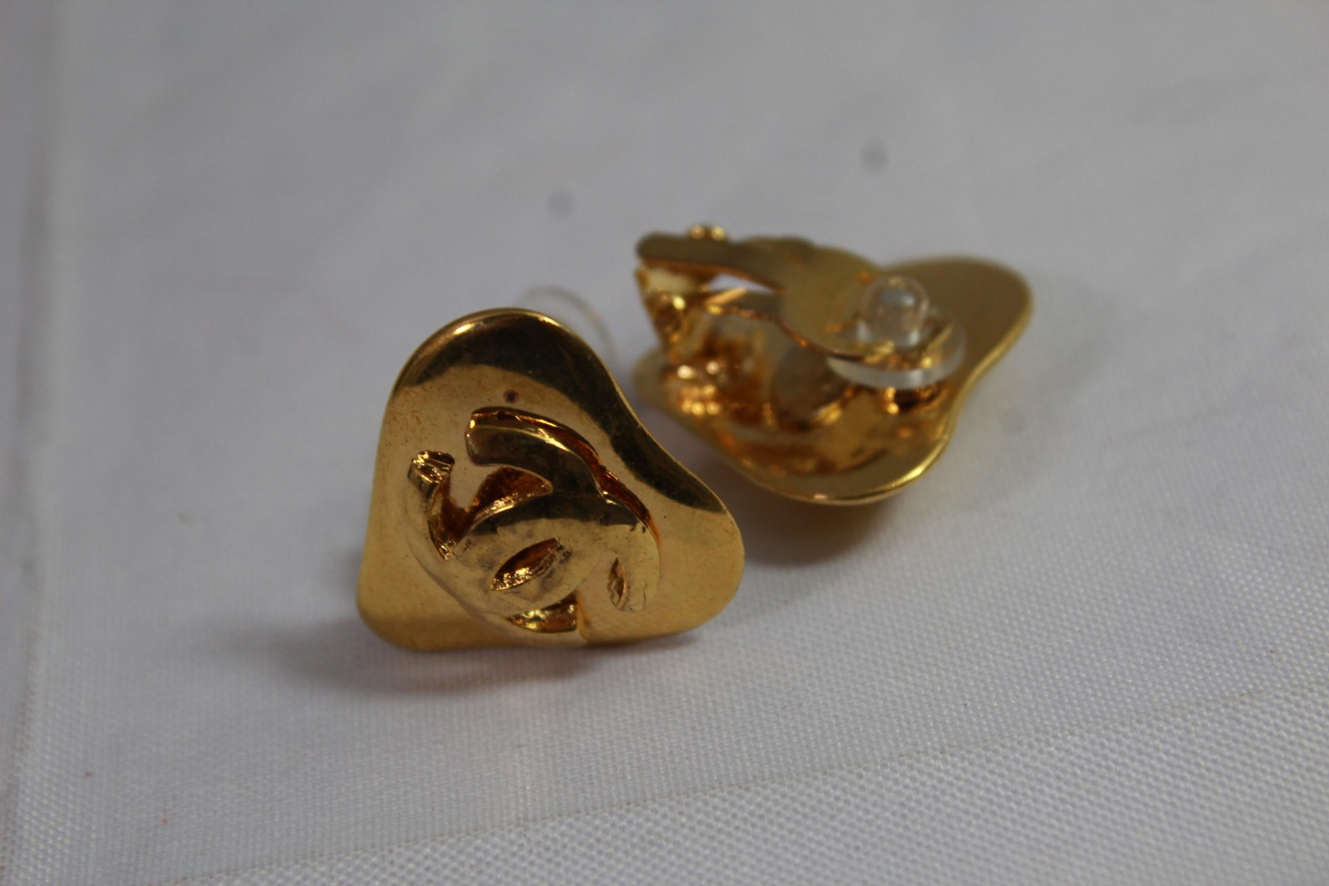 90's Chanel Vintage  Heart Earrings in Gold-Plated Metal In Good Condition In Paris, FR