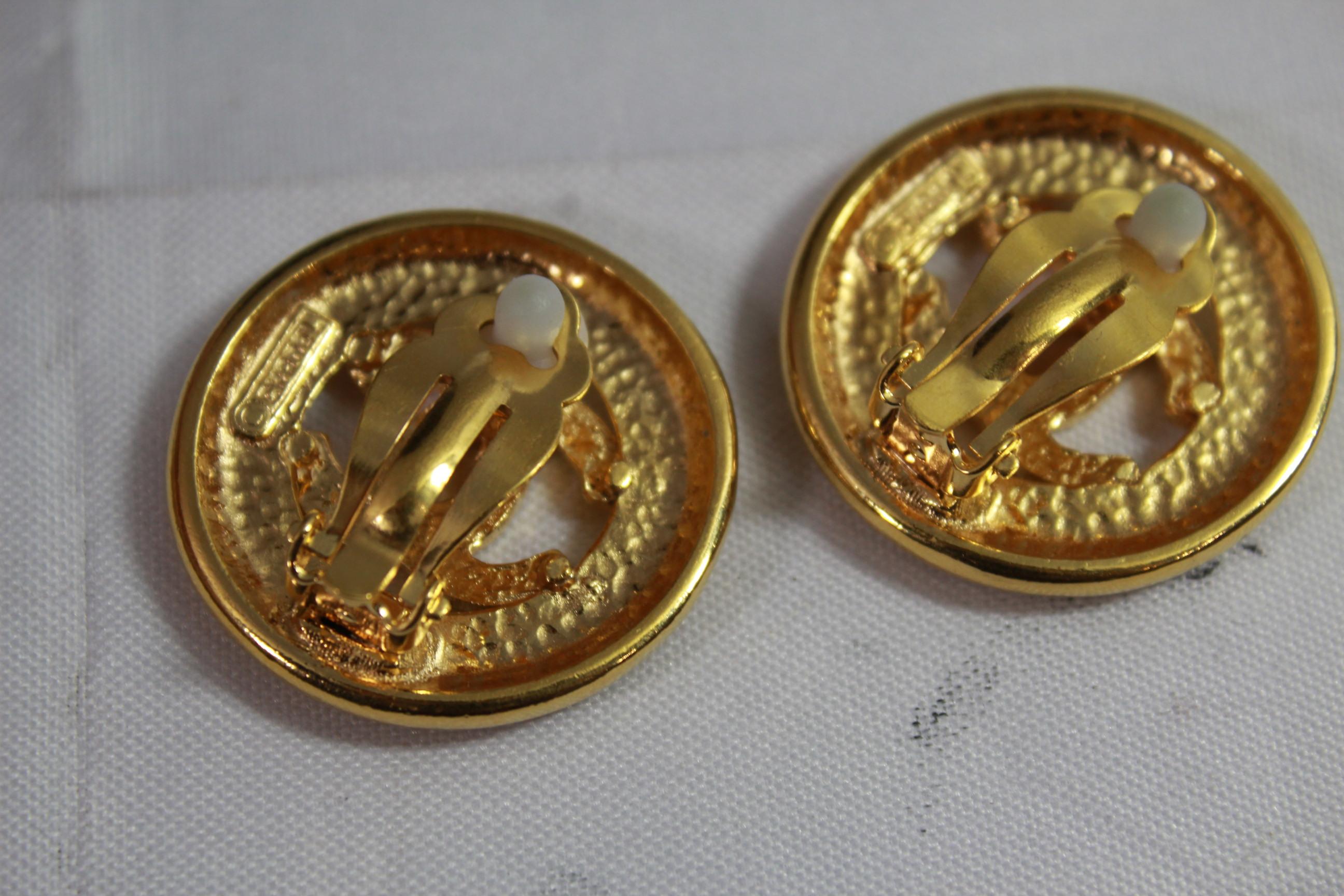 Vintage Chanel earrings in gold plated metal. 
Good vintage condition.
Size 2.6 cm
Clip system