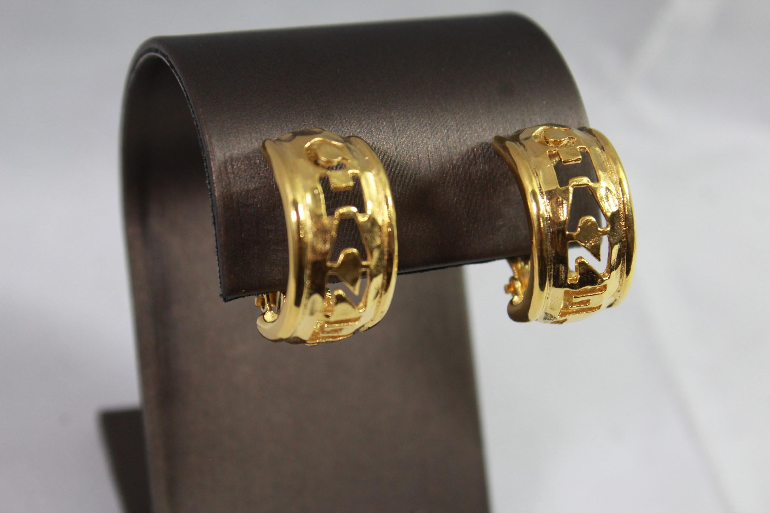 Vintage Chanel earrings in gold plated metal. 
Good vintage condition.
Height 2.5 cm
Clip system