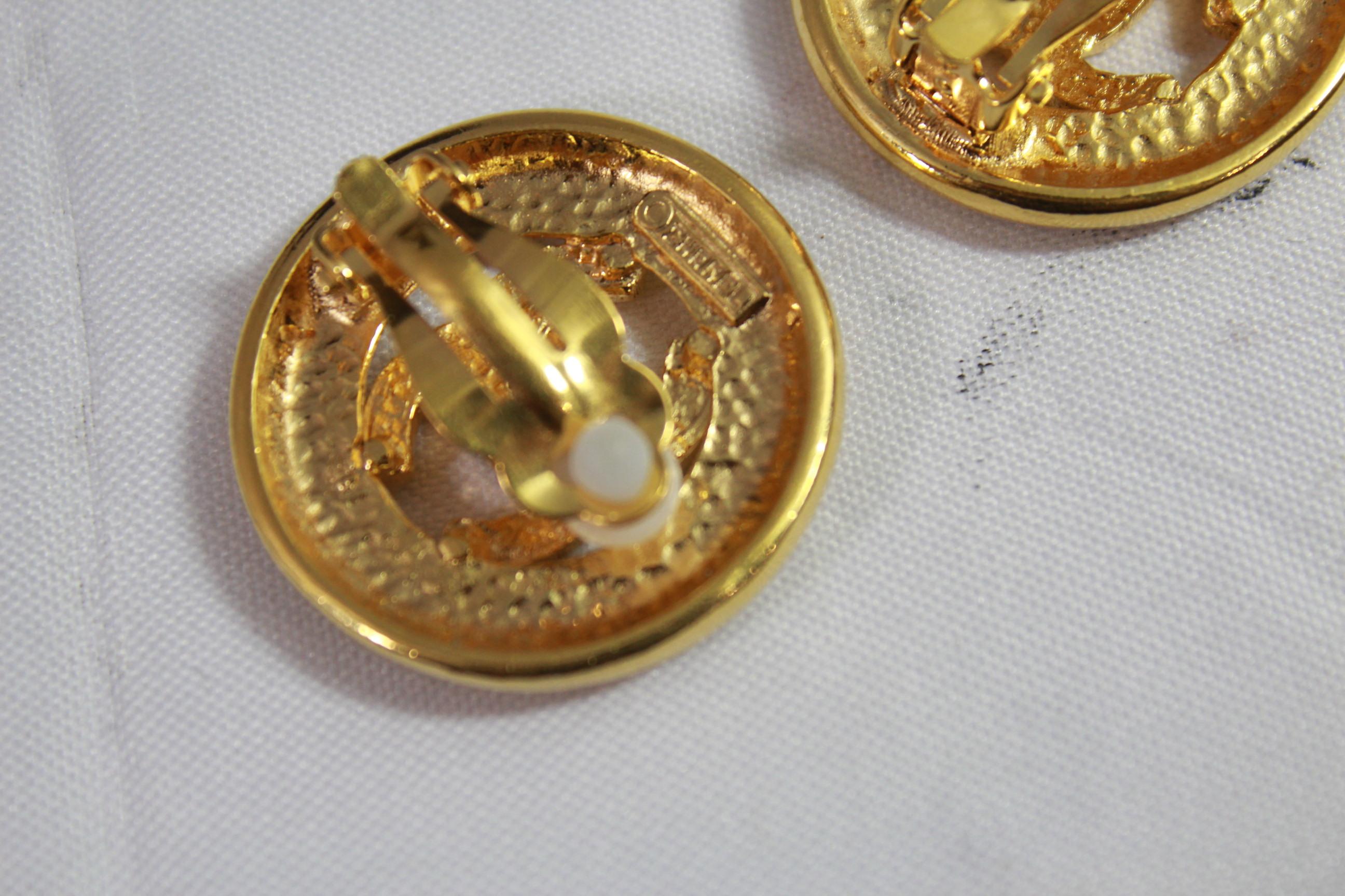 90's Chanel Vintage  Logo Earrings in Gold-Plated Metal In Good Condition In Paris, FR