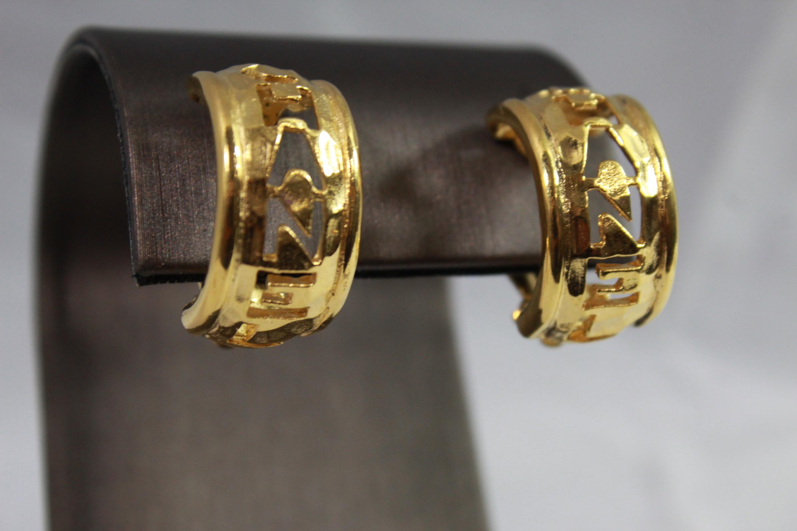 90's Chanel Vintage  Logo Earrings in Gold-Plated Metal In Good Condition For Sale In Paris, FR