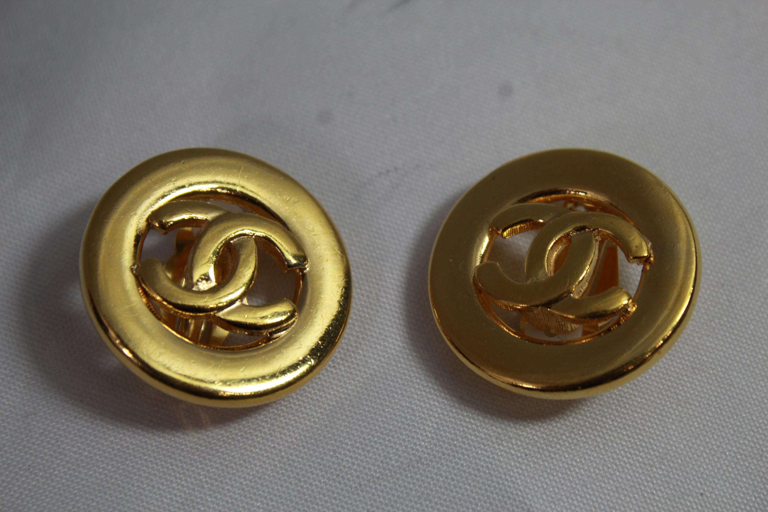 Women's 90's Chanel Vintage  Logo Earrings in Gold-Plated Metal