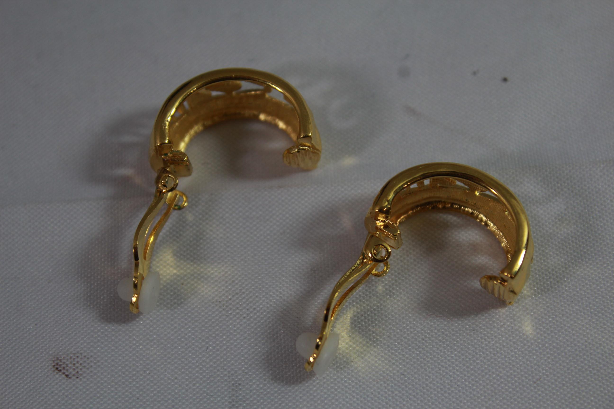 Women's 90's Chanel Vintage  Logo Earrings in Gold-Plated Metal For Sale