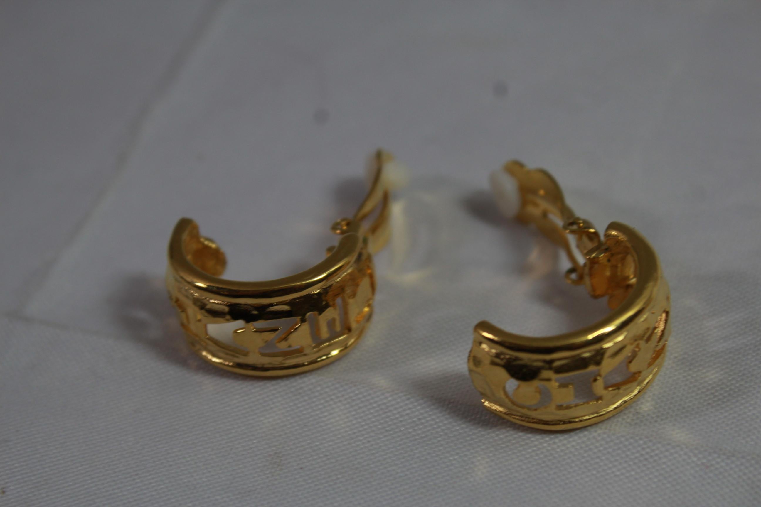 90's Chanel Vintage  Logo Earrings in Gold-Plated Metal For Sale 1