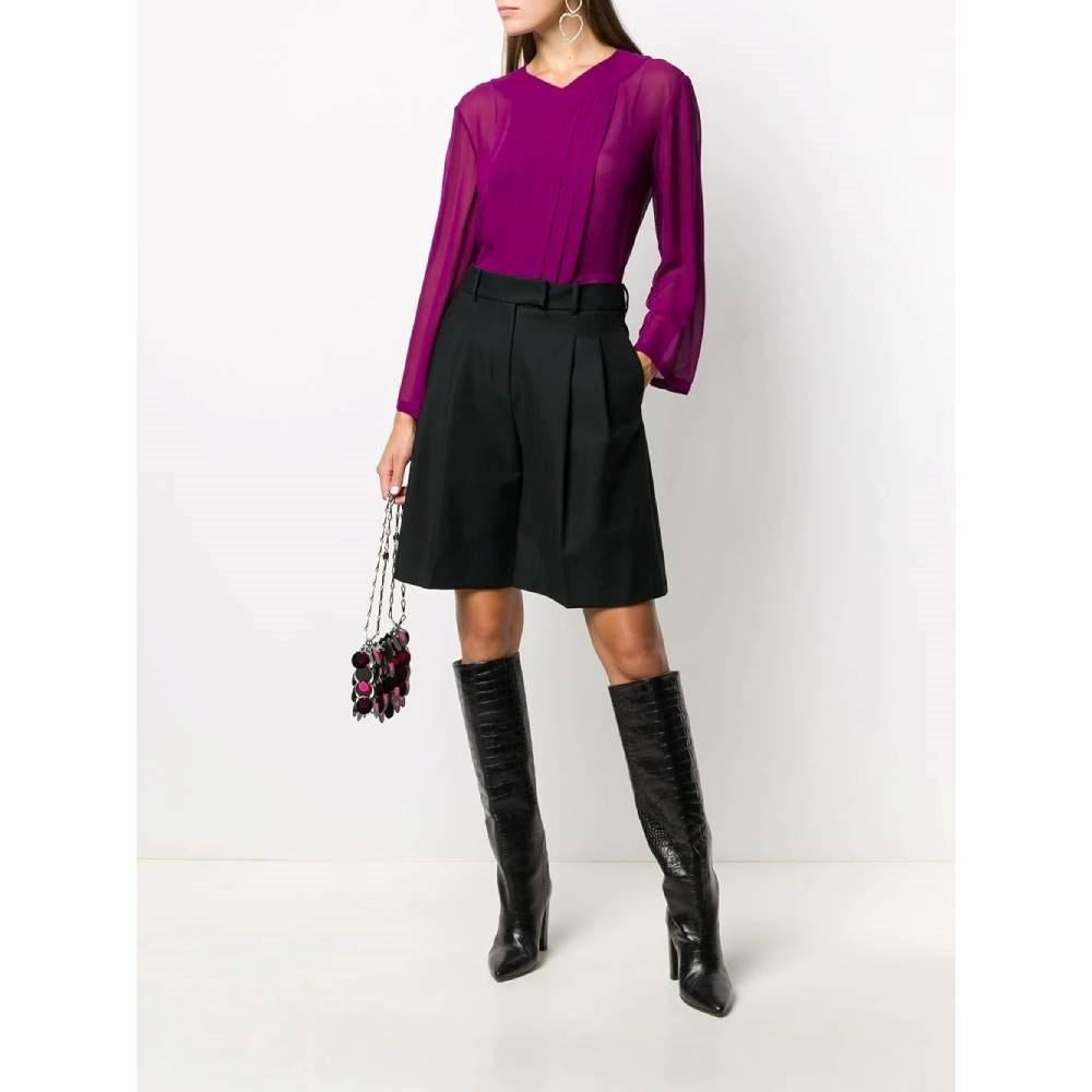 Chanel semitransparent reddish-purple silk blouse with long sleeves, V neck and frontal pleats. Back logoed buttons fastening.

Size: 42 FR

Flat measurements
Height: 63 cm
Bust: 48 cm
Sleeves: 55 cm
Shoulders: 44 cm

Product code: