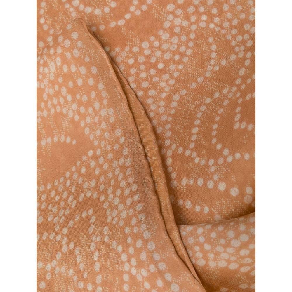 Chanel salmon pink silk scarf. White camelia and polka dot print. Finished edges.

Measurements: 150 x 70 cm

Product code: A5384

Composition: Silk

Made in: Italy

Condition: Very good conditions