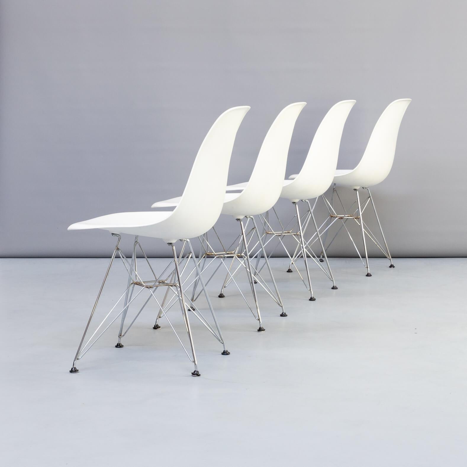 The so-called Eiffel Tower base of the DSR (dining height side chair rod base) chair consists of a complex and elegant steel wire construction, combined with light, elegant shapes with structural strength. The organically shaped plastic shell is in