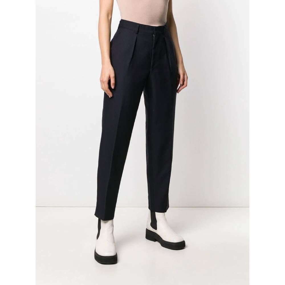 Comme Des Garçons blue tailored trousers. Front closure with zip and hook, belt loops and darts at the waist. Side welt pockets and rear flap pockets.

Size: S

Flat measurements
Height: 97 cm
Waist: 36 cm
Internal leg: 70 cm

Product code: