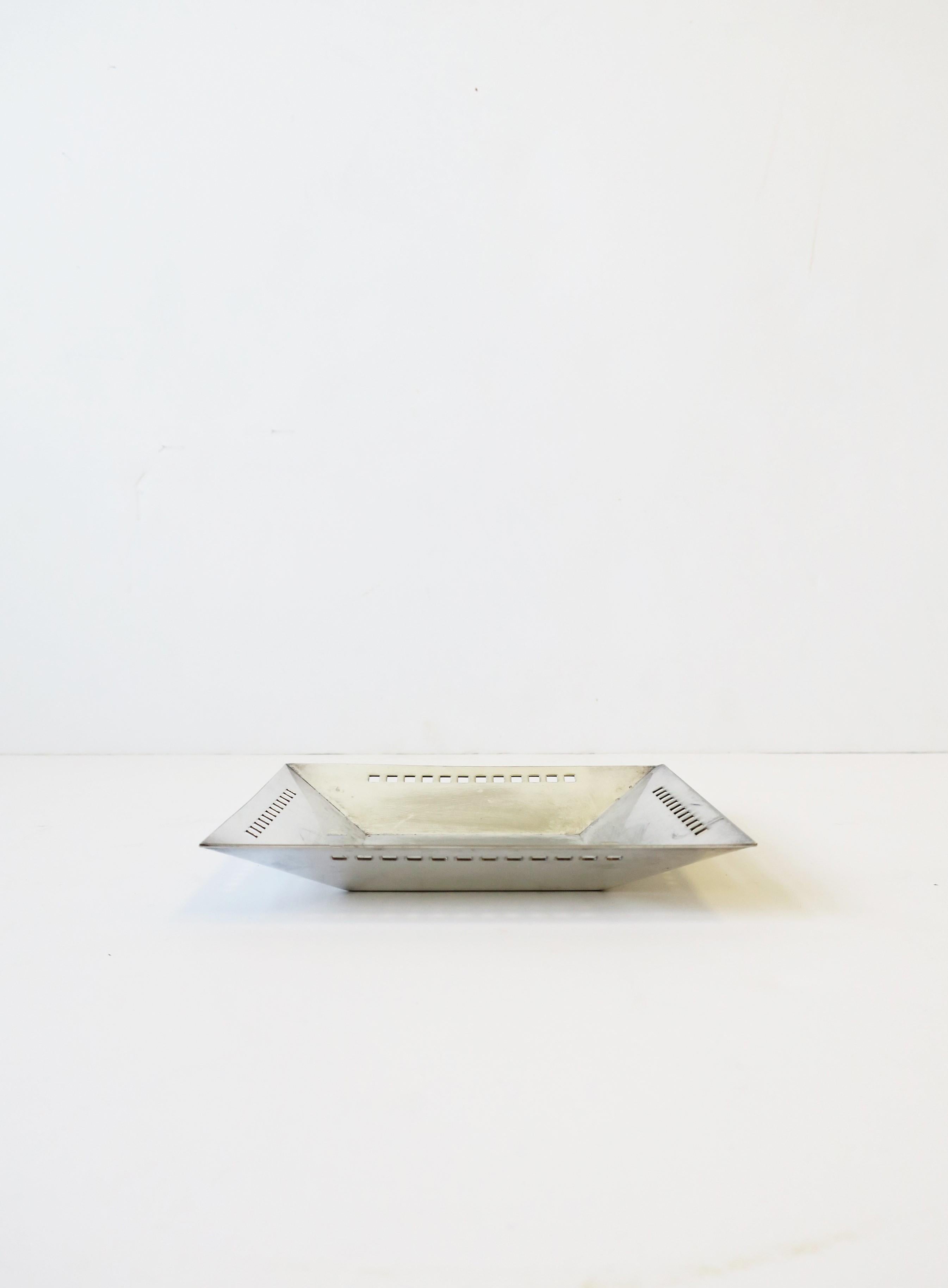 1990s Designer Postmodern Silver Dish by Richard Meier for Swid Powell In Good Condition In New York, NY
