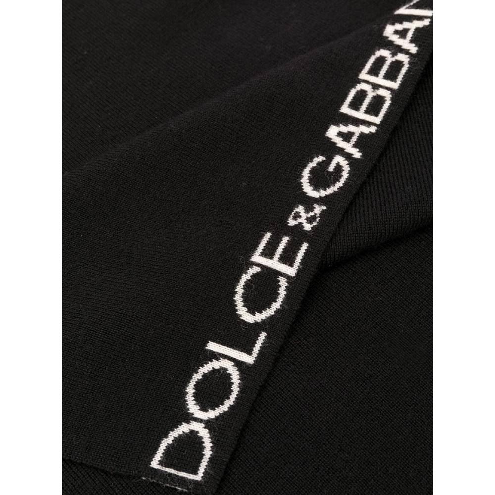 Dolce & Gabbana black scarf, with white logo. 90s virgin wool model.

Lenght: 140 cm
Width: 40 cm

Product code: A8469

Composition: 100% Virgin Wool

Made in: Italy

Condition: Very good conditions