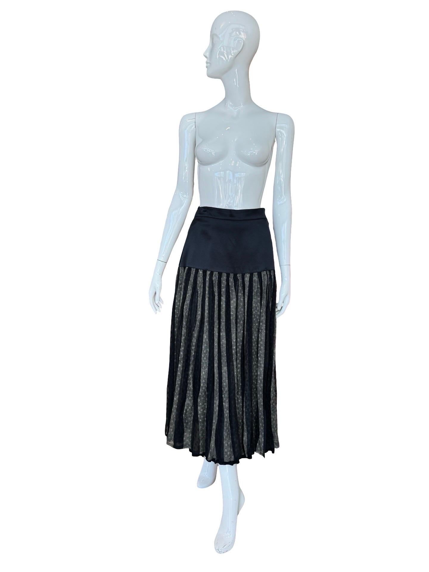 Jupe midi Escada des années 90, taille basse, avec un haut en satin de soie noir jusqu'aux hanches, puis une jupe plissée en viscose à pois noirs contrastés et un imprimé peau de serpent.  Le tissu est doté d'une fente cachée sur le devant pour