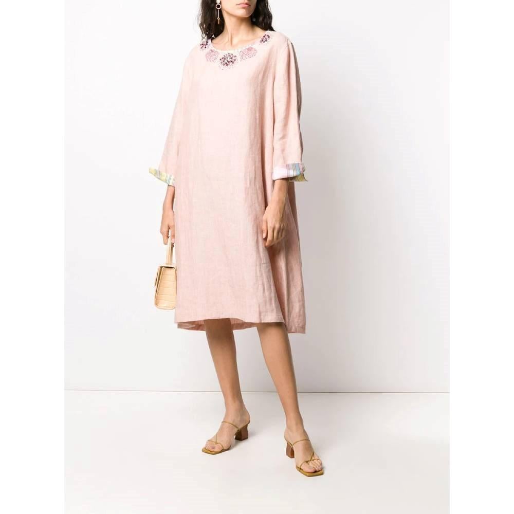 Etoile light pink linen straight oversized dress, with three-quarter sleeves and round collar. Pink and purple applications on the collar. Multicolor cotton stripes details. Back button closure.

Size: M

Flat measurements
Height: 111 cm
Bust: 57